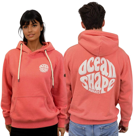 Sweat à capuche unisexe corail.
Petit logo bubble "Ocean Shape Biarritz" en encre gonflante blanche sur la poitrine gauche et gros logo bubble "Ocean Shape Biarritz" en encre gonflante blanche dans le dos.
Vu de face sur mannequin femme et de dos sur mannequin homme.