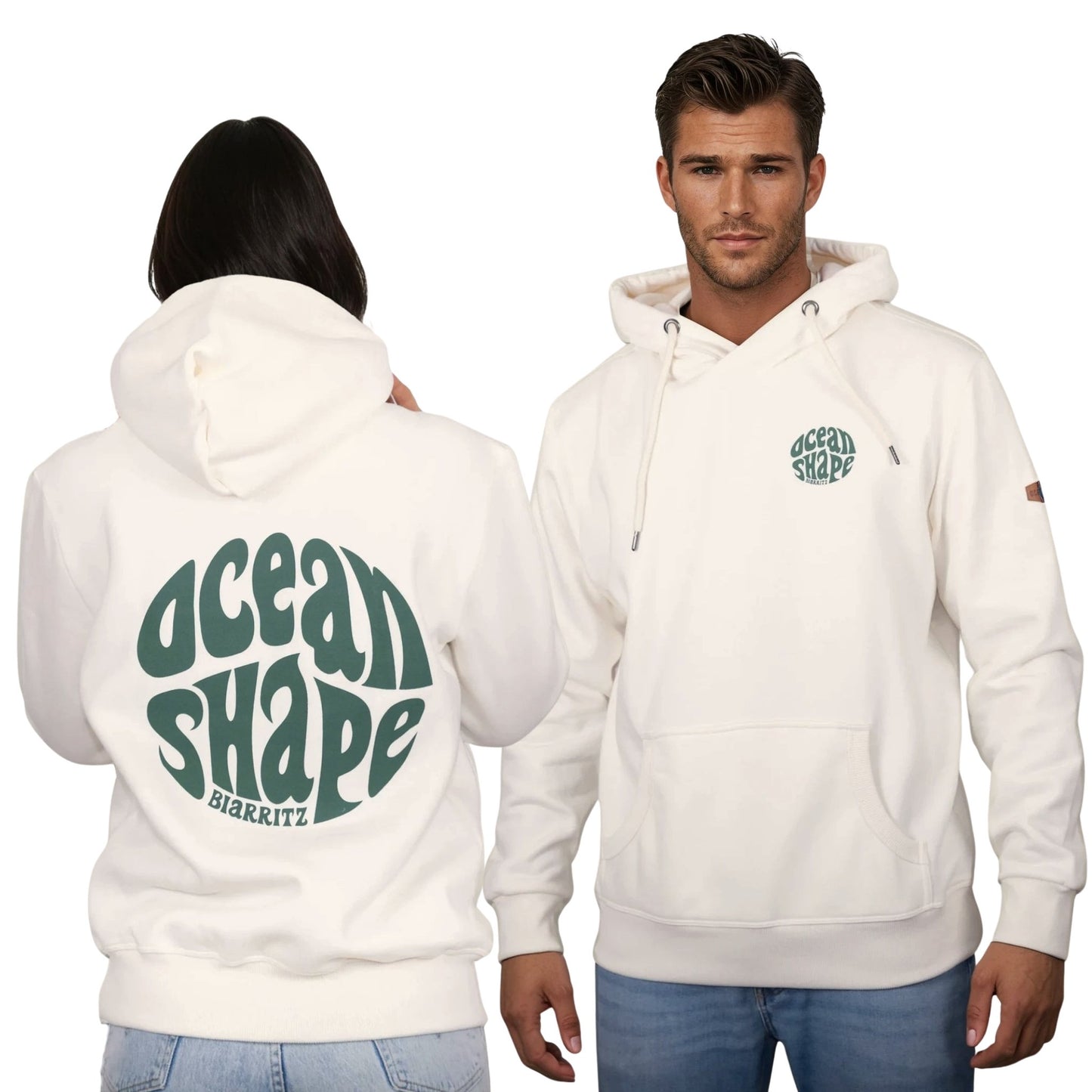 Sweat à capuche unisexe écru, vu de dos sur mannequin femme et de face sur mannequin homme.
Devant : petit logo bubble "ocean shape biarritz" vert sur la poitrine gauche.
Dos ; gros logo bubble "cean shape biarritz" vert.