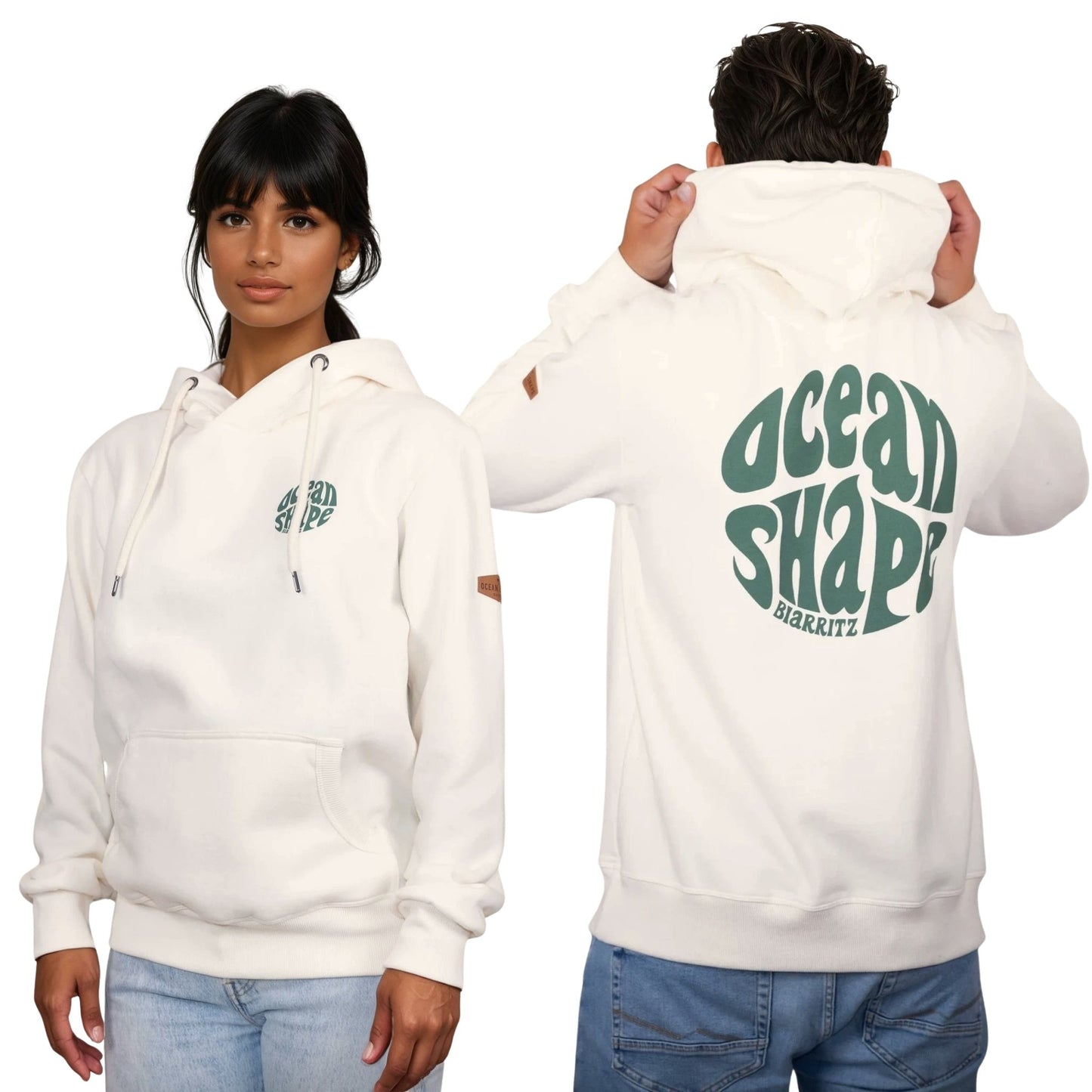 Sweat à capuche unisexe écru, vu de face sur mannequin femme et de dos sur mannequin homme.
Devant : petit logo bubble "ocean shape biarritz" vert sur la poitrine gauche.
Dos ; gros logo bubble "ocean shape biarritz" vert.