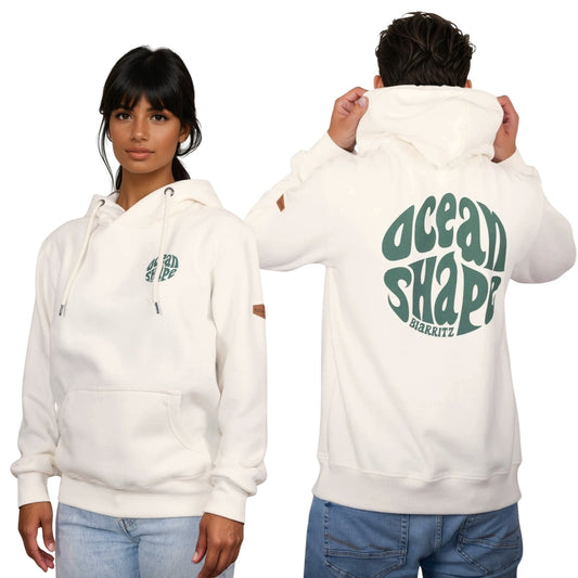 Sweat à capuche unisexe écru, vu de face sur mannequin femme et de dos sur mannequin homme.
Devant : petit logo bubble "ocean shape biarritz" vert sur la poitrine gauche.
Dos ; gros logo bubble "ocean shape biarritz" vert.