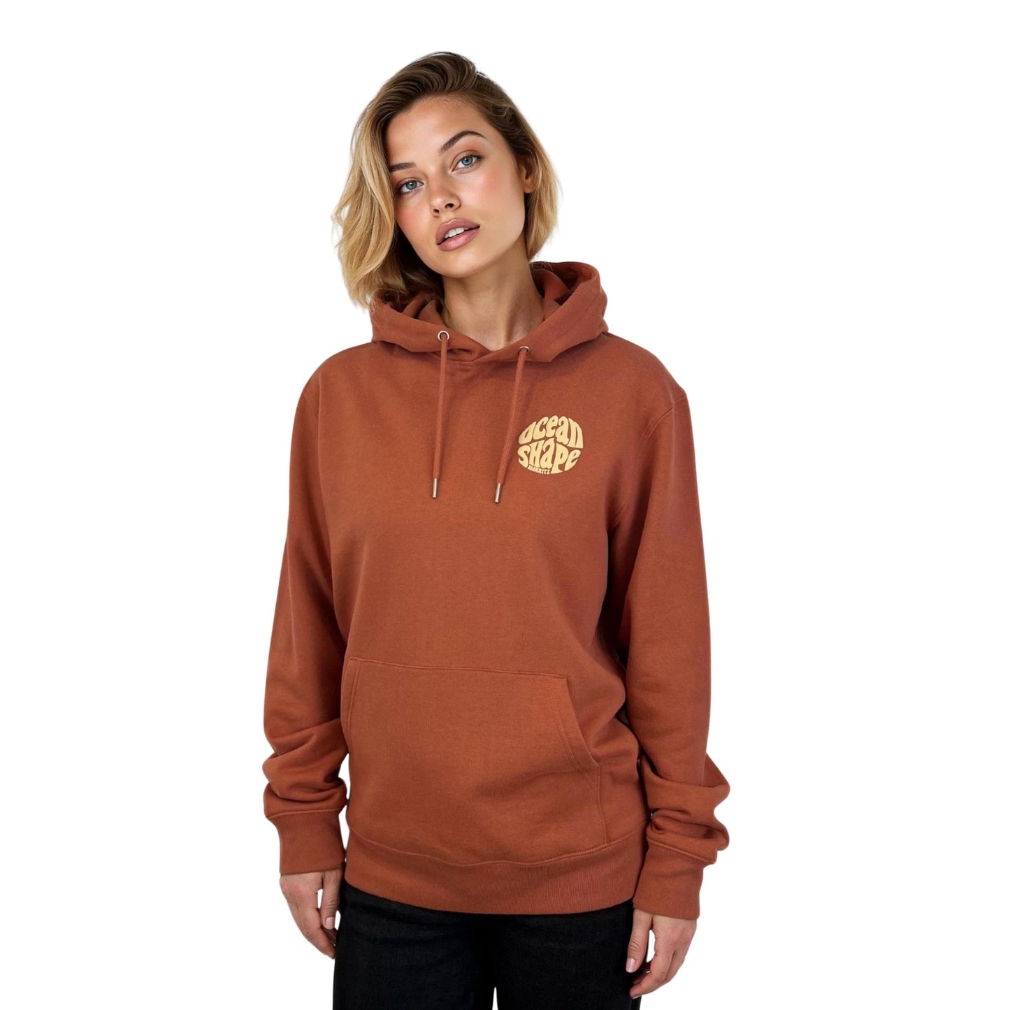 Sweat à capuche unisexe.
Petit logo bubble "Ocean Shape Biarritz" beige sur la poitrine gauche. 
Vu de face sur mannequin femme.