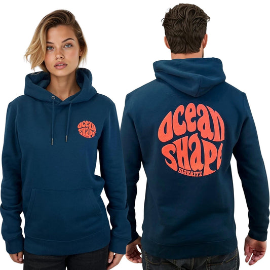 Sweat à capuche unisexe peacock blue, vu de face sur mannequin femme et de dos sur mannequin homme.
Devant : petit logo bubble "ocean shape biarritz" corail sur la poitrine gauche.
Dos : gros logo bubble "ocean shape biarritz" corail.