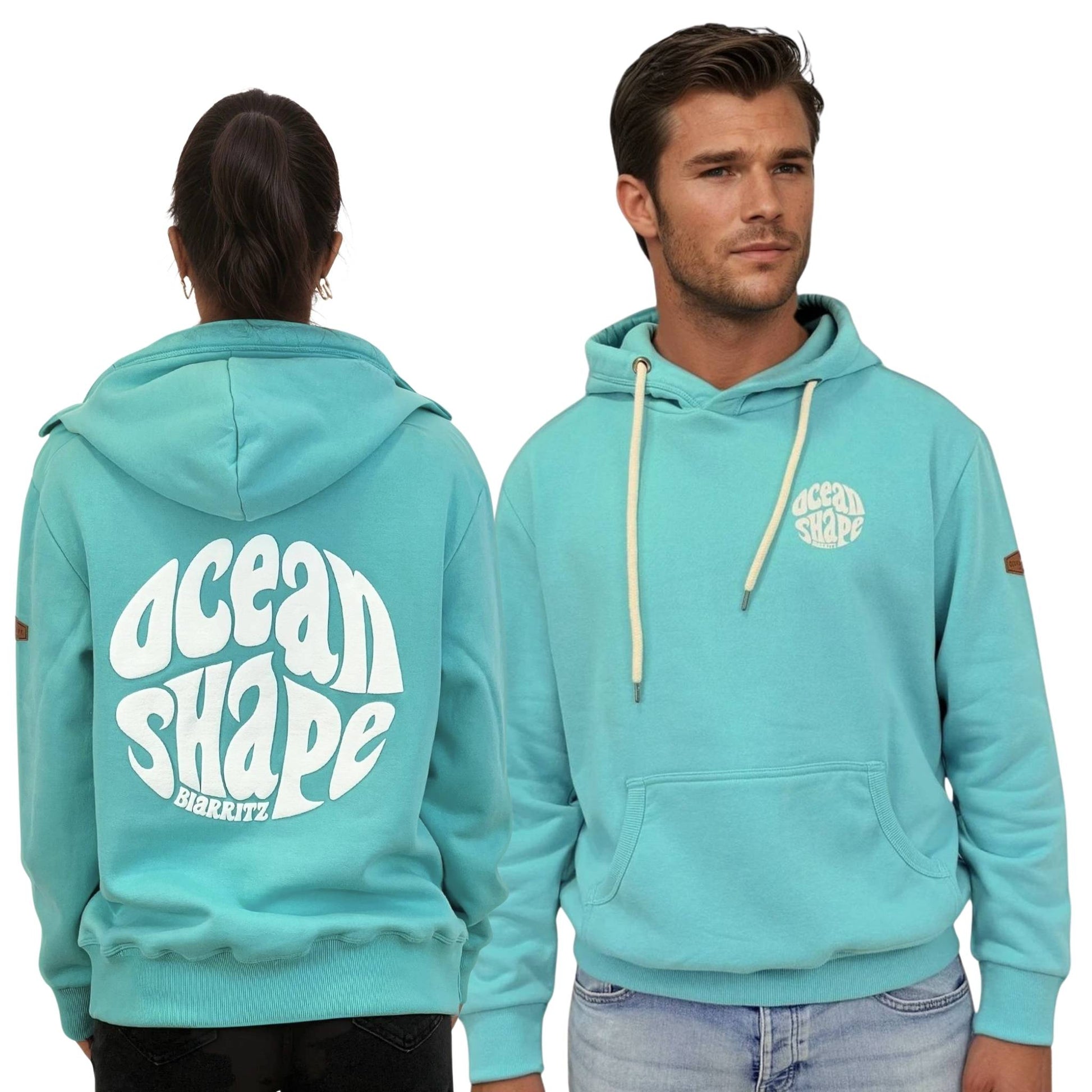 Sweat à capuche unisexe turquoise.
Petit logo bubble "Ocean Shape Biarritz" en encre gonflante blanche sur la poitrine gauche et gros logo bubble "Ocean Shape Biarritz" en encre gonflante blanche dans le dos.
Vu de face sur mannequin homme et de dos sur mannequin femme.