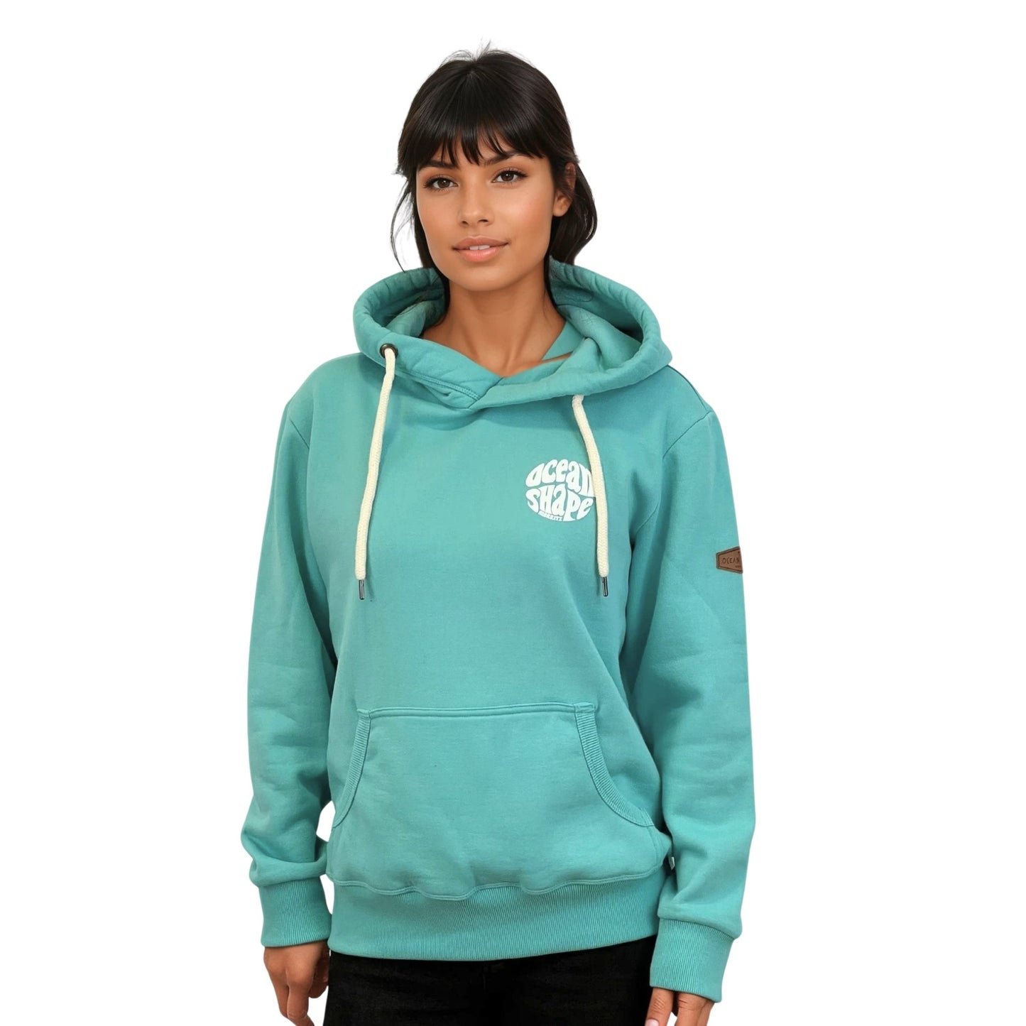 Sweat à capuche unisexe turquoise.
Petit logo bubble "Ocean Shape Biarritz" en encre gonflante blanche sur la poitrine gauche.
Vu de face sur mannequin femme.