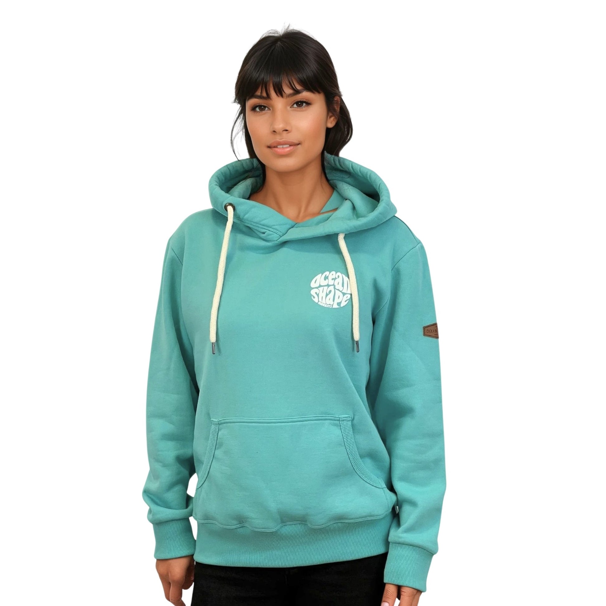 Sweat à capuche unisexe turquoise.
Petit logo bubble "Ocean Shape Biarritz" en encre gonflante blanche sur la poitrine gauche.
Vu de face sur mannequin femme.