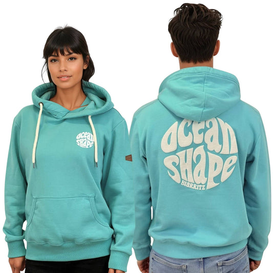 Sweat à capuche unisexe turquoise.
Petit logo bubble "Ocean Shape Biarritz" en encre gonflante blanche sur la poitrine gauche et gros logo bubble "Ocean Shape Biarritz" en encre gonflante blanche dans le dos.
Vu de face sur mannequin femme et de dos sur mannequin homme.