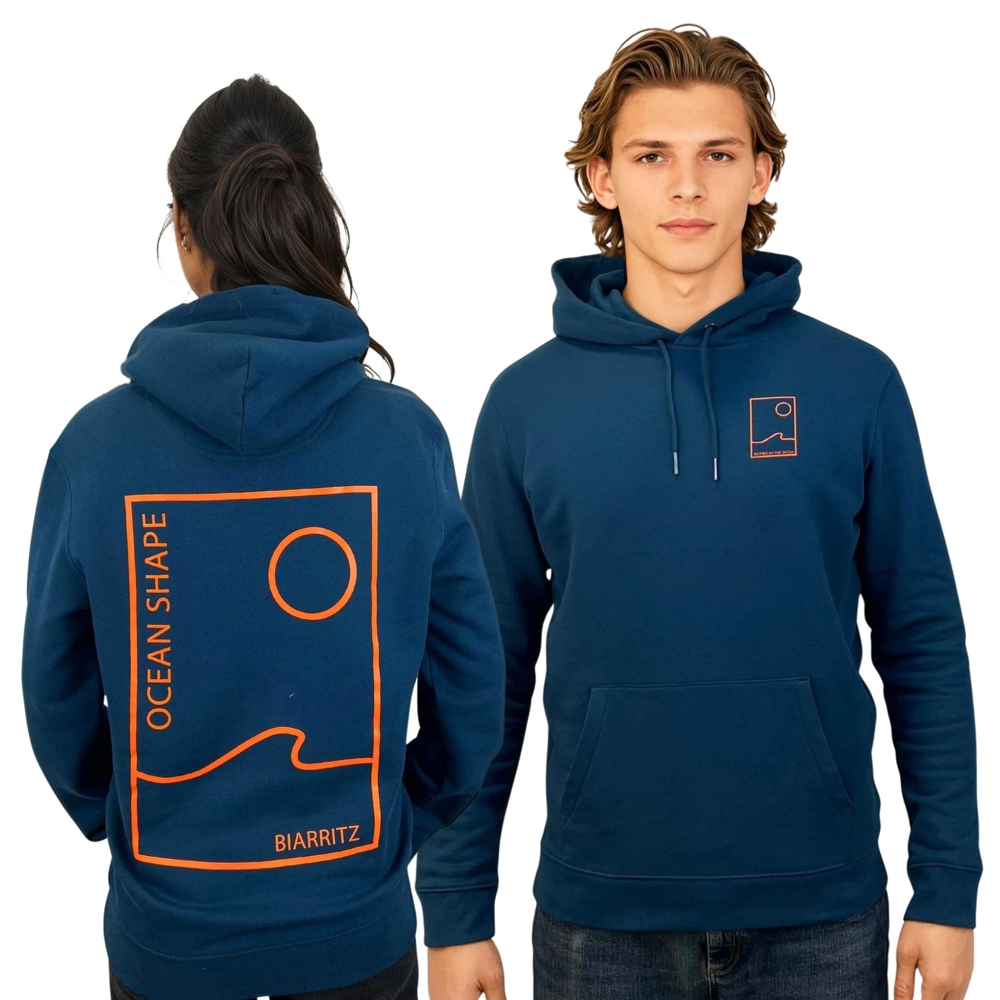 Sweat unisexe à capuche peacock blue.
Petit encadré vague / soleil minimaliste + écriture "free as ocean" orange fluosur la poitrine gauche et grand encadré vague / soleil minimaliste + écriture "Ocean Shape Biarritz" orange fluo dans le dos.
Vu de face sur mannequin homme et de dos sur mannequin femme.