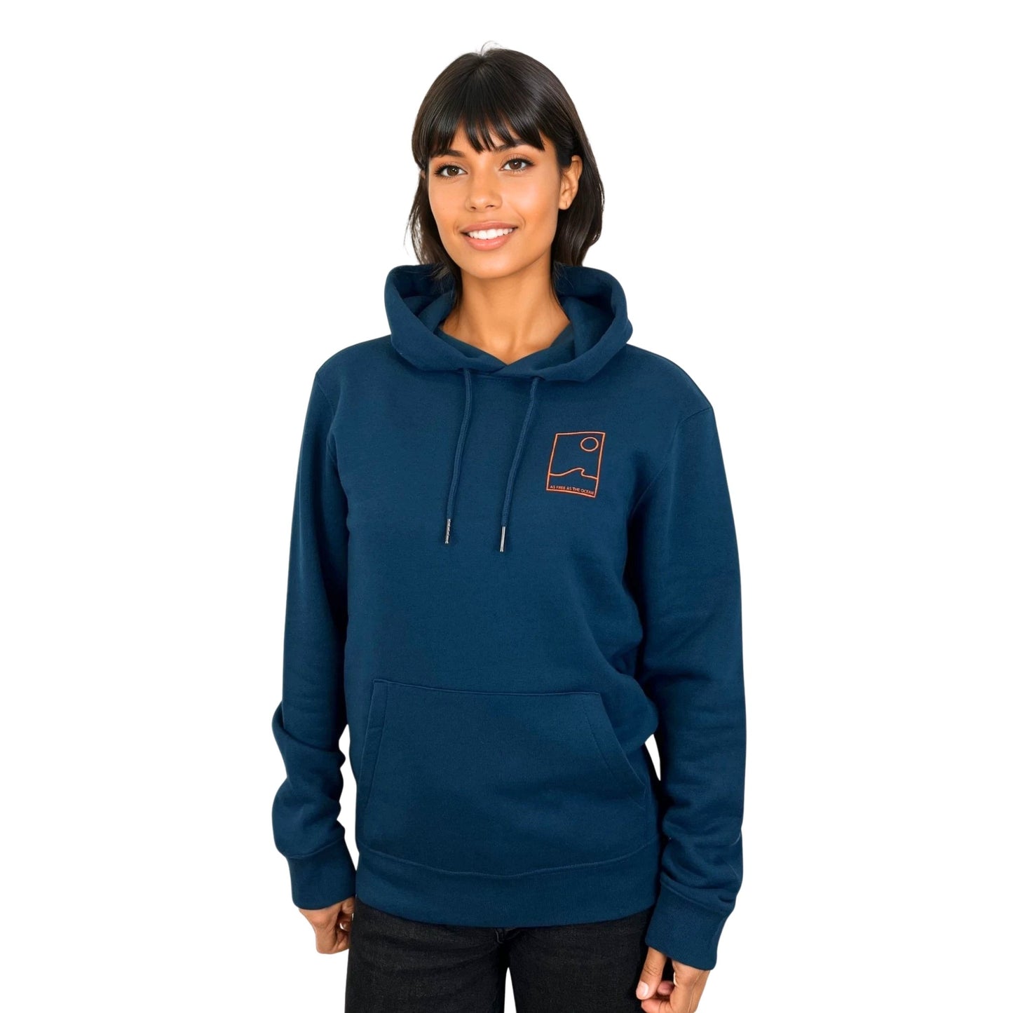 Sweat unisexe à capuche peacock blue avec petit encadré vague / soleil minimaliste + écriture "free as ocean" orange fluo sur la poitrine, vu de face sur mannequin femme