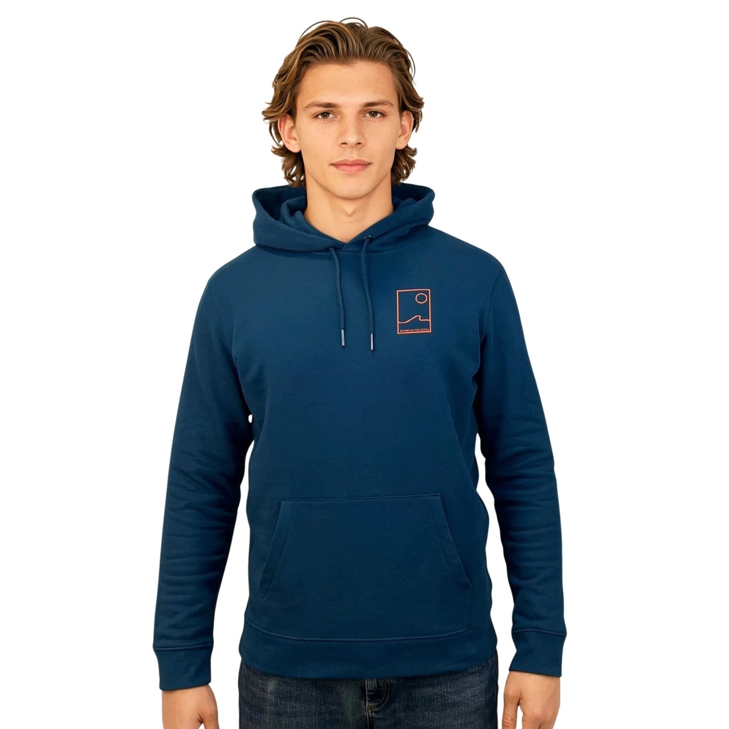 Sweat unisexe à capuche peacock blue avec petit encadré vague / soleil minimaliste + écriture "free as ocean" orange fluo sur la poitrine, vu de face sur mannequin homme