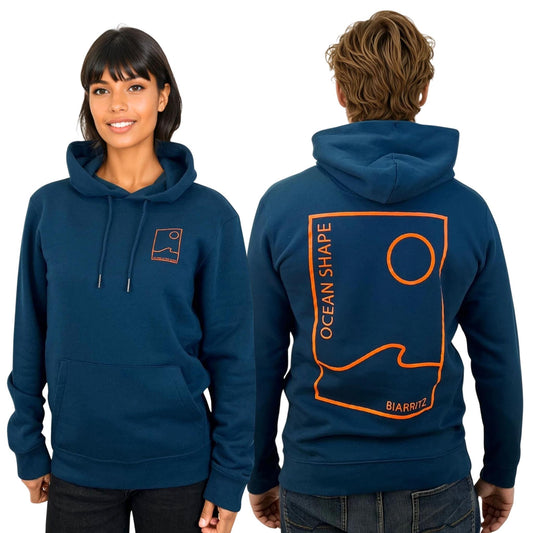 Sweat unisexe à capuche peacock blue.
Petit encadré vague / soleil minimaliste + écriture "free as ocean" orange fluosur la poitrine gauche et grand encadré vague / soleil minimaliste + écriture "Ocean Shape Biarritz" orange fluo dans le dos.
Vu de face sur mannequin femme et de dos sur mannequin homme.
