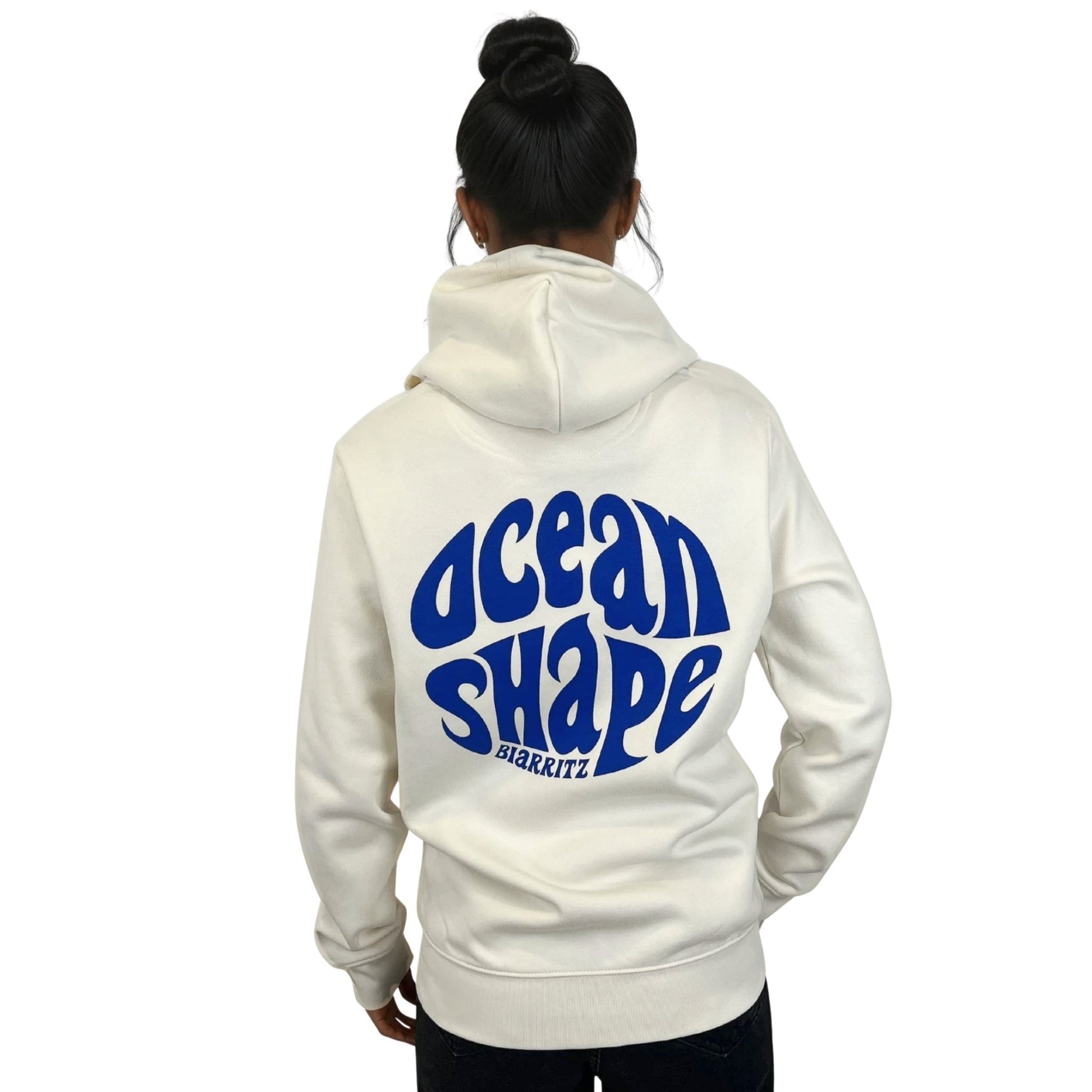 Sweat unisexe à capuche ivory.
Gros logo bubble "Ocean Shape Biarritz" bleu dans le dos.
Vu de dos sur mannequin femme.