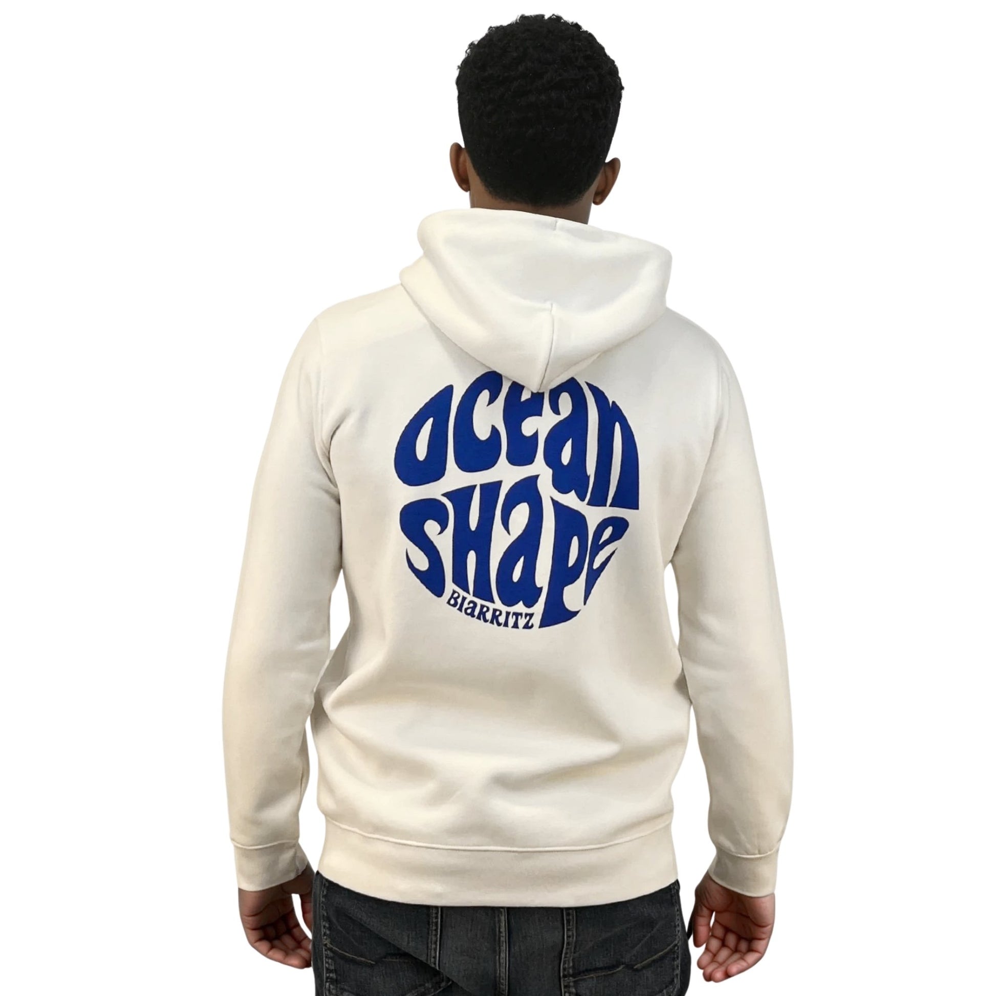 Sweat unisexe à capuche ivory.
Gros logo bubble "Ocean Shape Biarritz" bleu dans le dos.
Vu de dos sur mannequin homme.