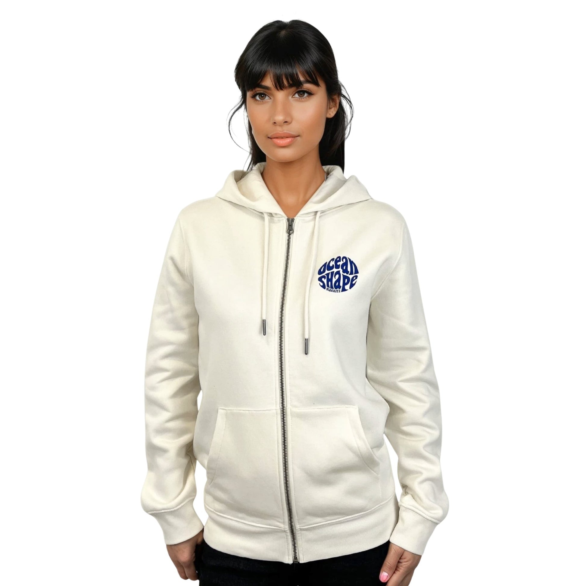 Sweat unisexe zippé à capuche ivory.
Petit logo bubble "Ocean Shape Biarritz" bleu sur la poitrine gauche.
Vu de face sur mannequin femme.