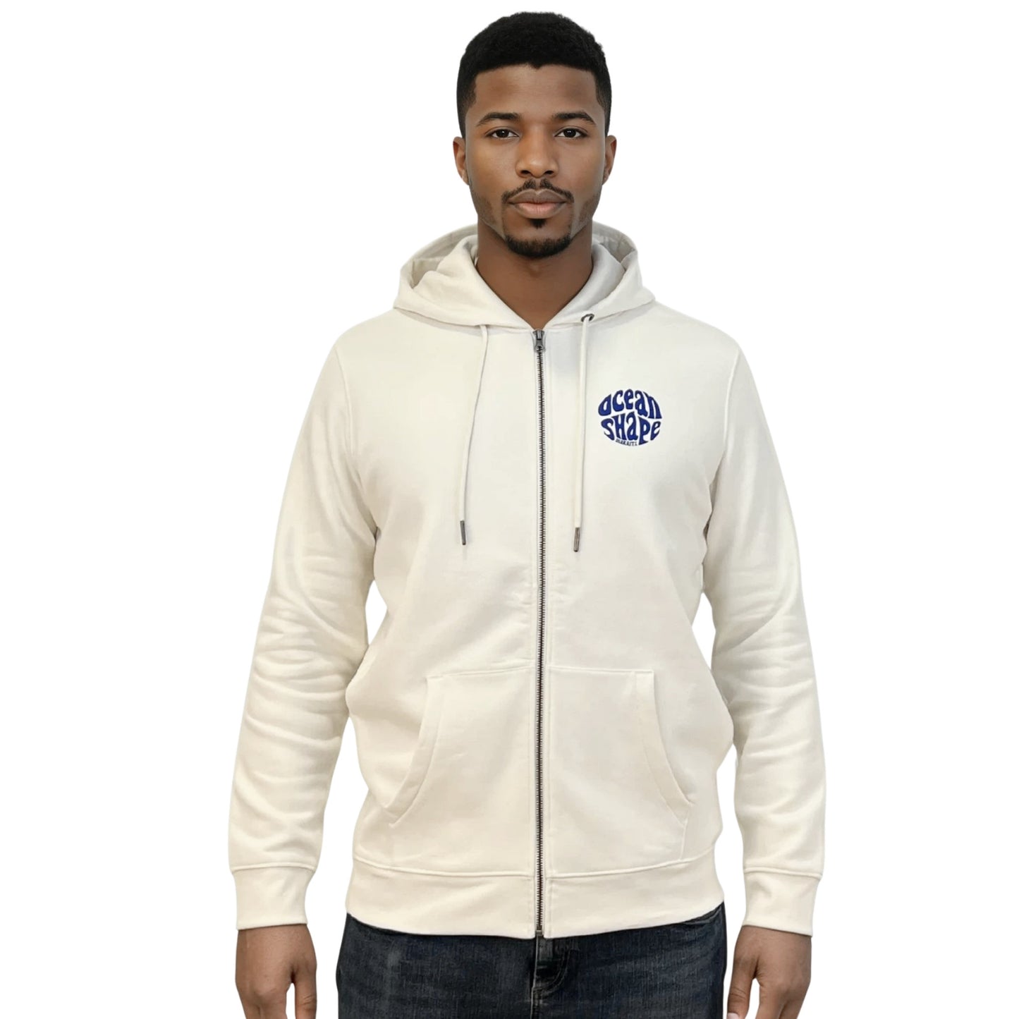 Sweat unisexe zippé à capuche ivory.
Petit logo bubble "Ocean Shape Biarritz" bleu sur la poitrine gauche.
Vu de face sur mannequin homme.