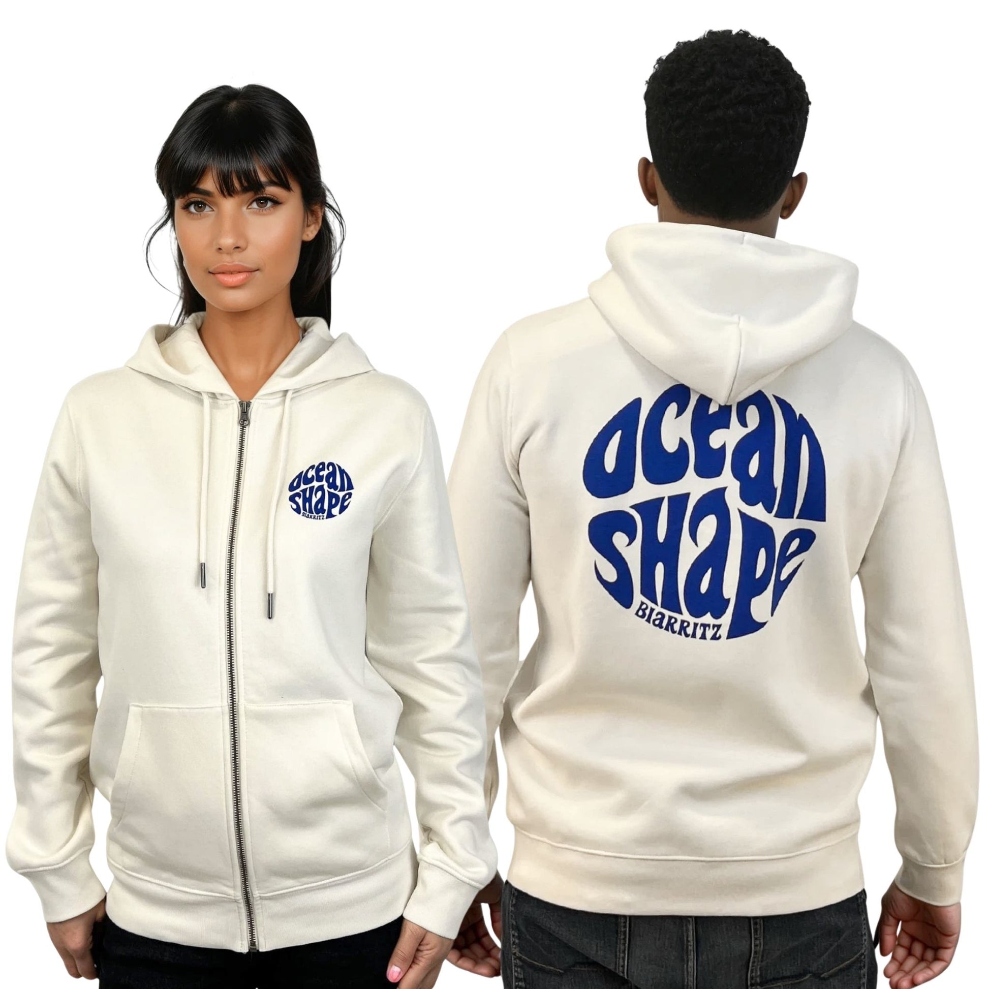 Sweat zippé à capuche unisexe ivory.
Devant : petit logo bubble "Ocean Shape Biarritz" bleu sur la poitrine gauche.
Dos : gros logo bubble "Ocean Shape Biarritz" bleu dans le dos.
Vu de face sur mannequin femme et de dos sur mannequin homme.