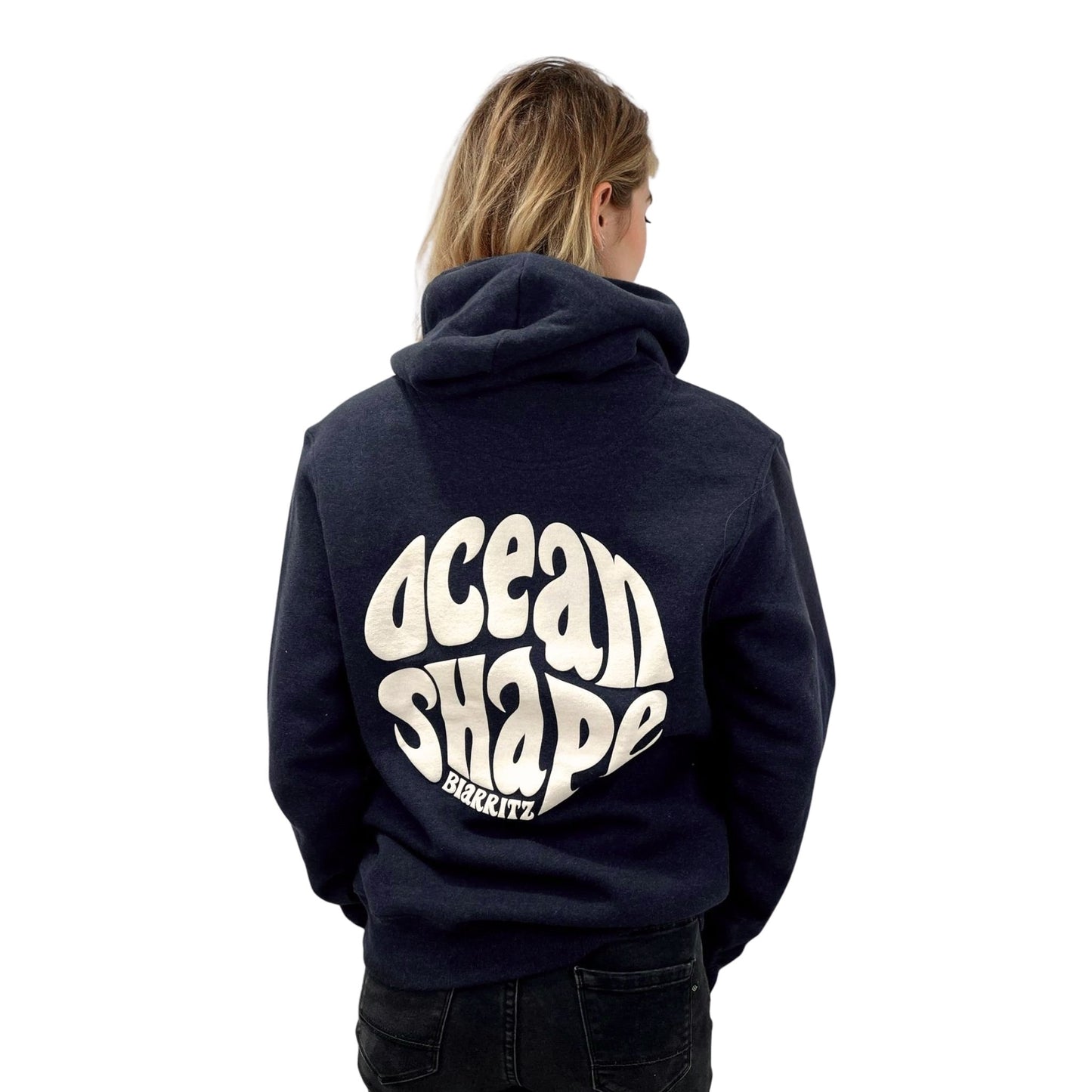 Sweat à capuche unisexe bleu chinois et logo blanc. 
Vue de dos mannequin femme.
Grand logo bubble "ocean shape biarritz".