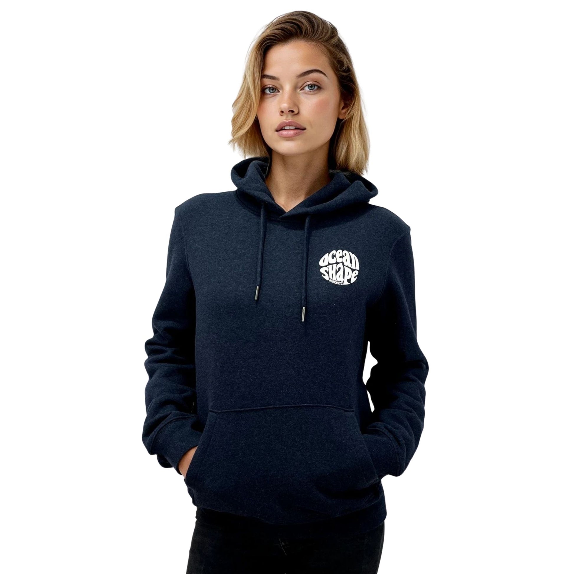 Sweat à capuche unisexe bleu chinois et logo blanc. 
Vue de face mannequin femme.
Petit logo bubble "ocean shape biarritz".  