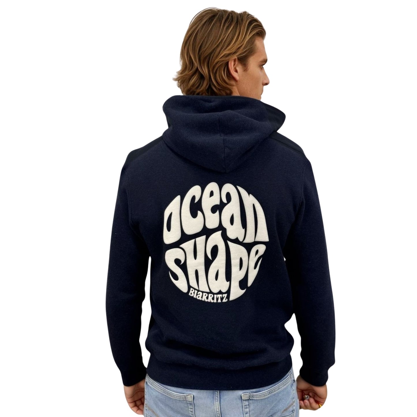 Sweat à capuche unisexe bleu chinois et logo blanc. 
Vue de dos mannequin homme.
Grand logo bubble "ocean shape biarritz".