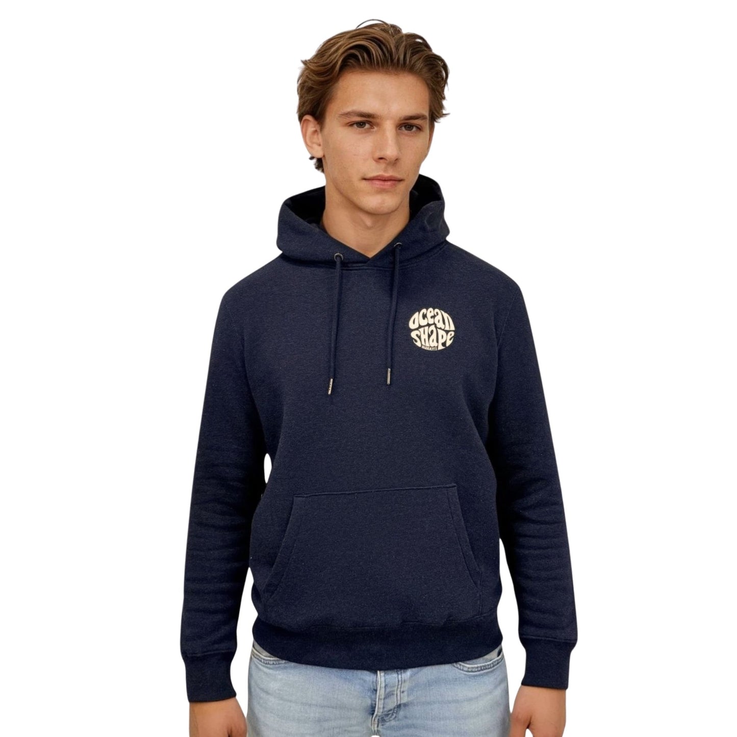 Sweat à capuche unisexe bleu chinois et logo blanc. 
Vue de face mannequin homme.
Petit logo bubble "ocean shape biarritz".