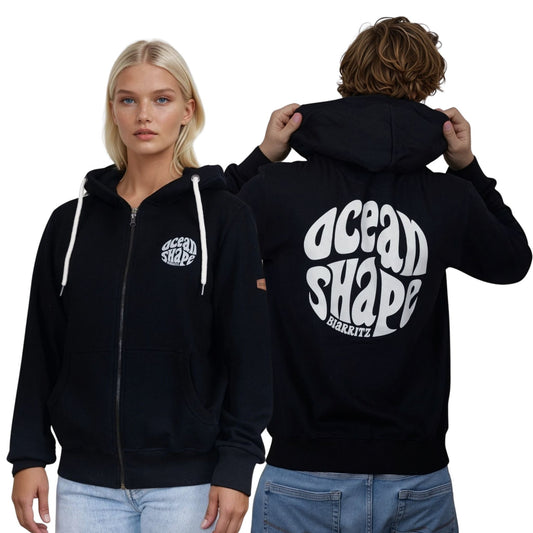 Sweat zippé à capuche unisexe noir.
Devant : petit logo bubble "Ocean Shape Biarritz" blanc sur la poitrine gauche.
Dos : gros logo bubble "Ocean Shape Biarritz" blanc dans le dos.
Vu de face sur mannequin femme et de dos sur mannequin homme.