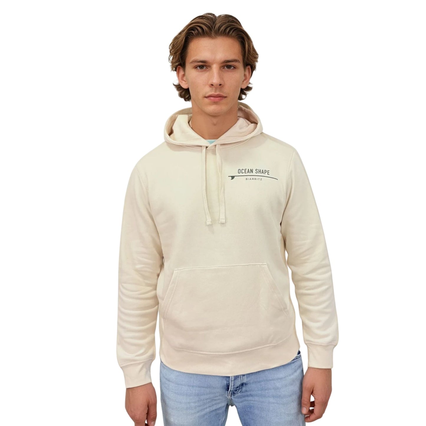 Sweat à capuche unisexe écru.
Petit logo "ocean shape biarritz" avec une fine planche de surf entre les deux écritures en couleur vert sur le devant
Vu de face sur mannequin homme.