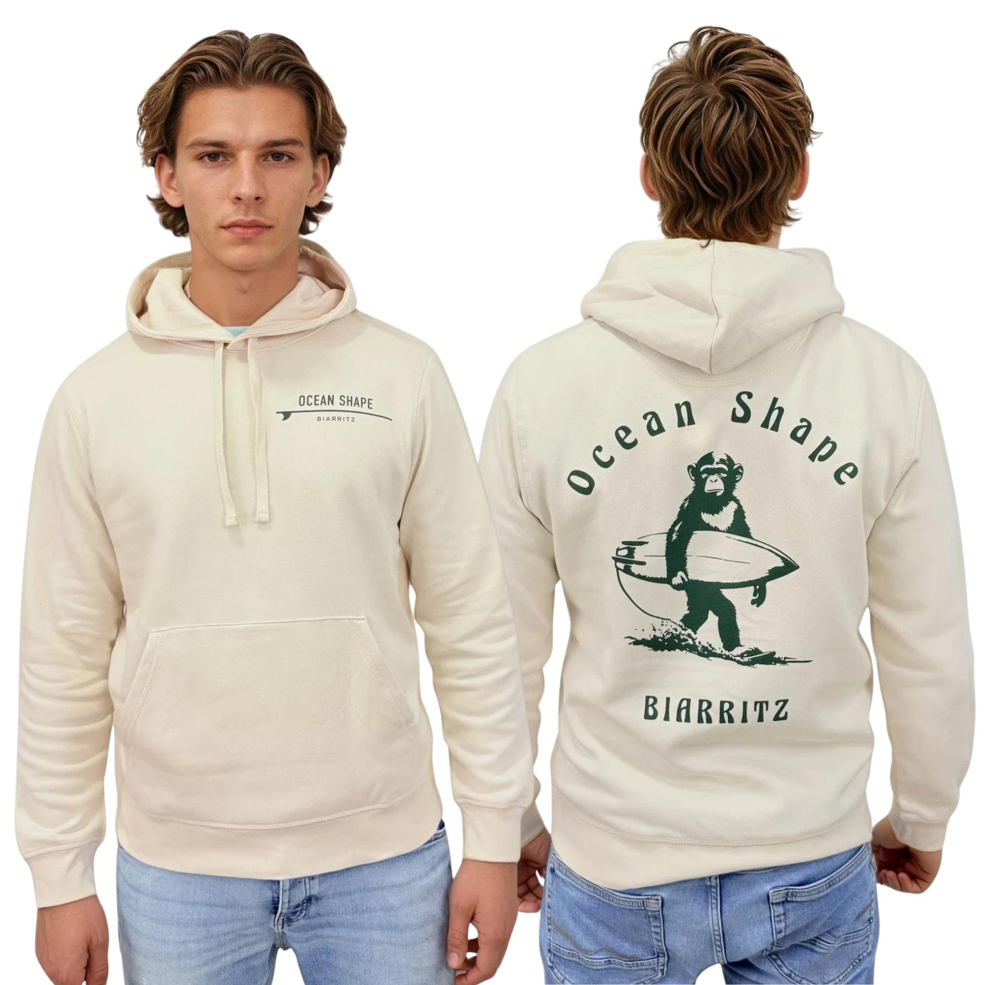 Sweat à capuche unisexe écru.
Petit logo "ocean shape biarritz" vert avec une planche de surf entre les deux écritures sur le devant. 
Vu de dos sur mannequin homme. Grand logo "ocean shape Biarritz" avec une illustration d'un singe qui tient une planche de surf en couleur vert.