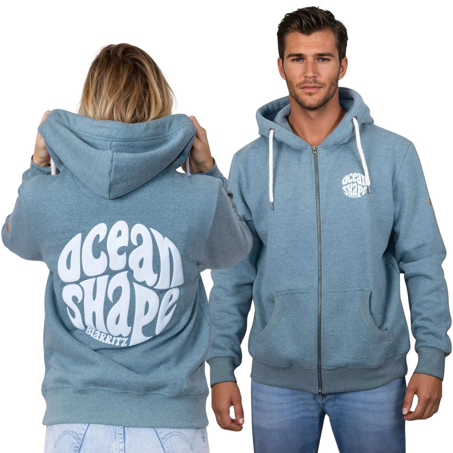 Sweat unisexe zippé à capuche bleu-vert.
Devant : petit logo bubble "Ocean Shape Biarritz" blanc sur la poitrine gauche.
Dos : gros logo bubble "Ocean Shape Biarritz" blanc dans le dos.
Vu de dos sur mannequin femme et de face sur mannequin homme.