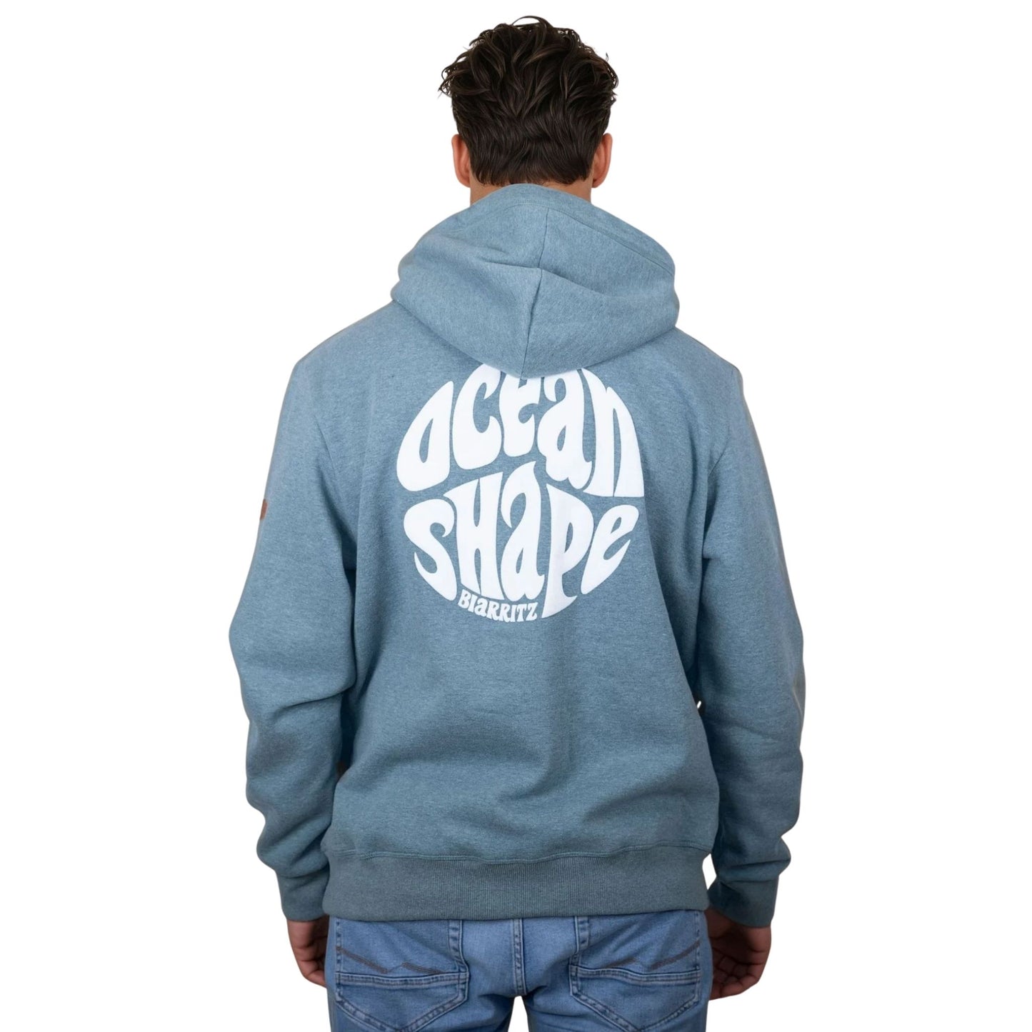 Sweat unisexe à capuche bleu-vert.
Gros logo bubble "Ocean Shape Biarritz" blanc dans le dos.
Vu de dos sur mannequin homme.