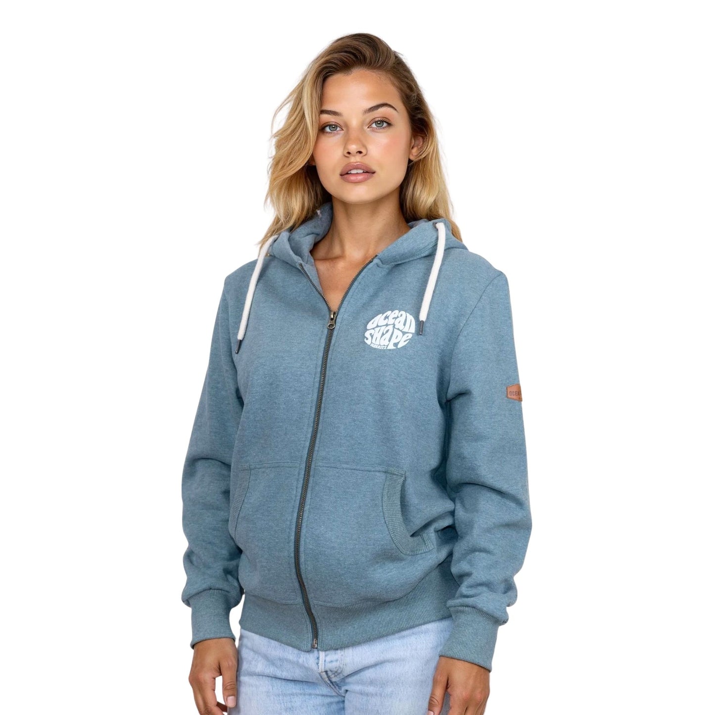 Sweat unisexe zippé à capuche bleu-vert.
Petit logo bubble "Ocean Shape Biarritz" blanc sur la poitrine gauche.
Vu de face sur mannequin femme.