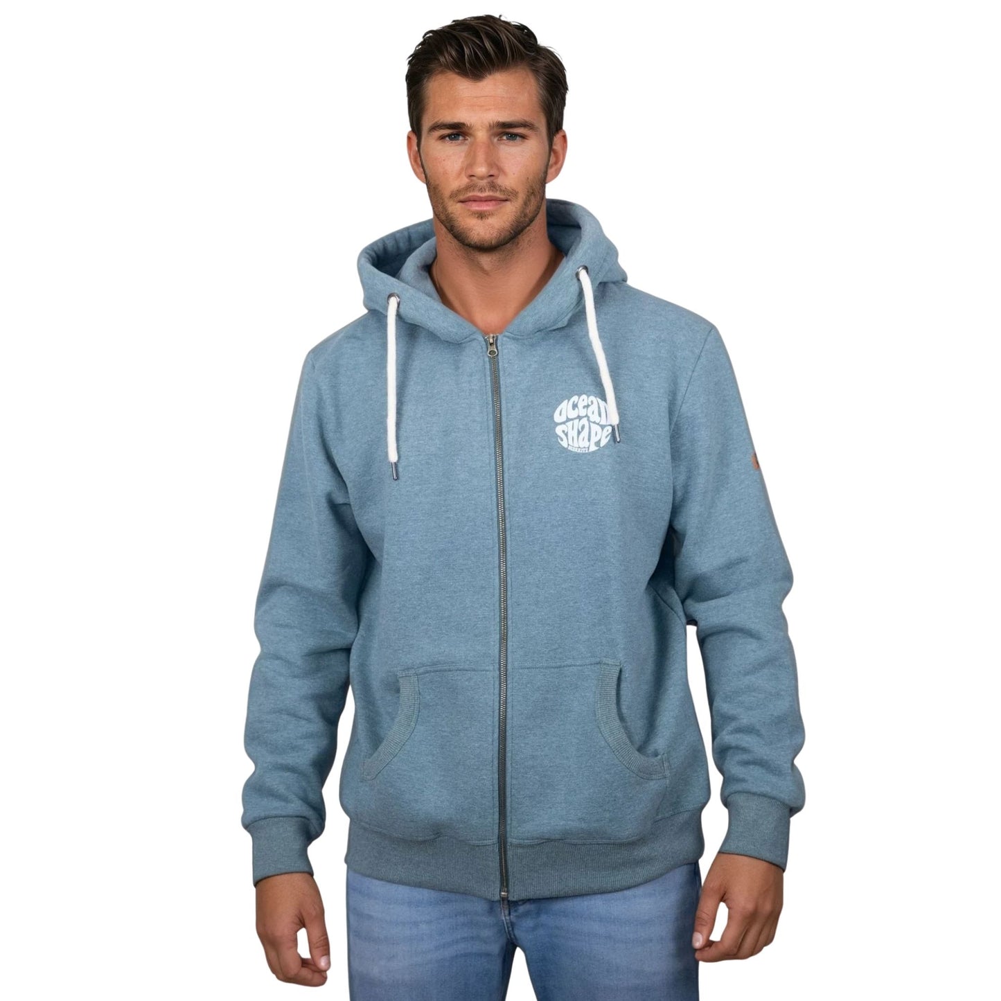 Sweat unisexe zippé à capuche bleu-vert.
Petit logo bubble "Ocean Shape Biarritz" blanc sur la poitrine gauche.
Vu de face sur mannequin homme.