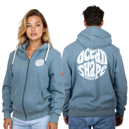 Sweat unisexe zippé à capuche bleu-vert.
Devant : petit logo bubble "Ocean Shape Biarritz" blanc sur la poitrine gauche.
Dos : gros logo bubble "Ocean Shape Biarritz" blanc dans le dos.
Vu de face sur mannequin femme et de dos sur mannequin homme.