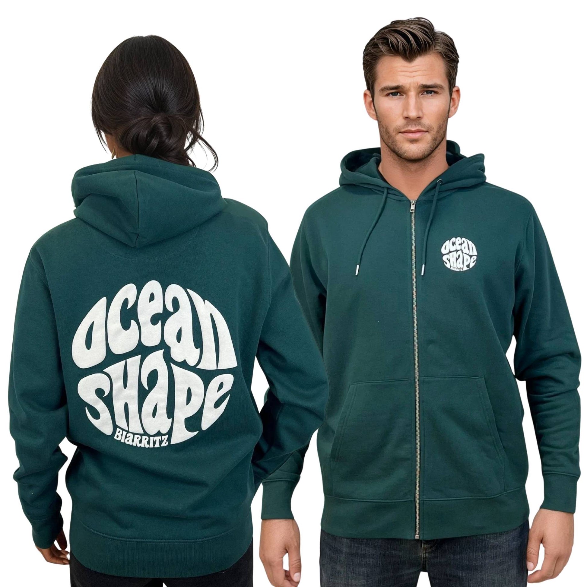 Sweat zippé à capuche unisexe glazed green.
Devant : petit logo bubble "Ocean Shape Biarritz" blanc sur la poitrine gauche.
Dos : gros logo bubble "Ocean Shape Biarritz" blanc dans le dos.
Vu de face sur mannequin homme et de dos sur mannequin femme.