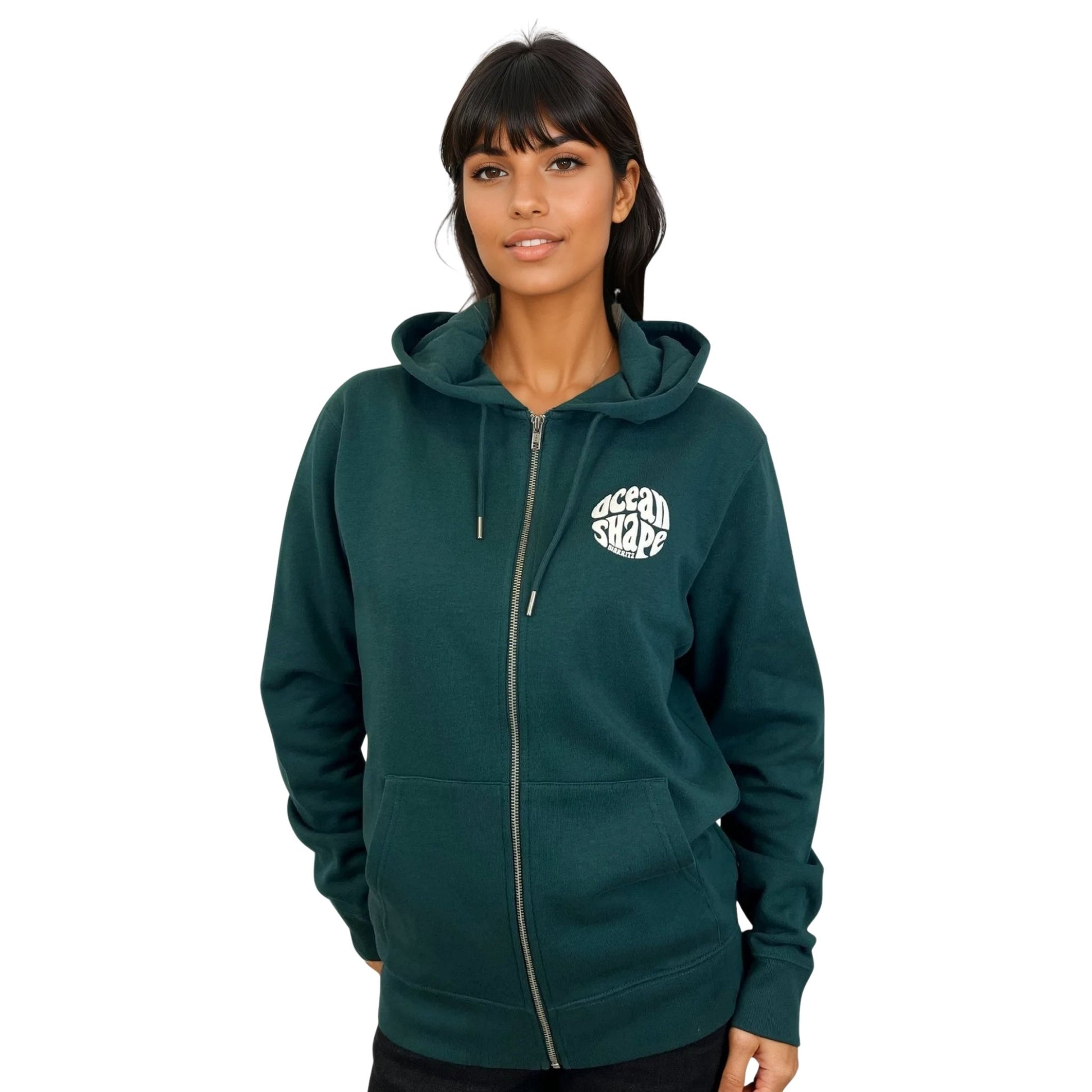 Sweat unisexe zippé à capuche glazed green.
Petit logo bubble "Ocean Shape Biarritz" blanc sur la poitrine gauche.
Vu de face sur mannequin femme.