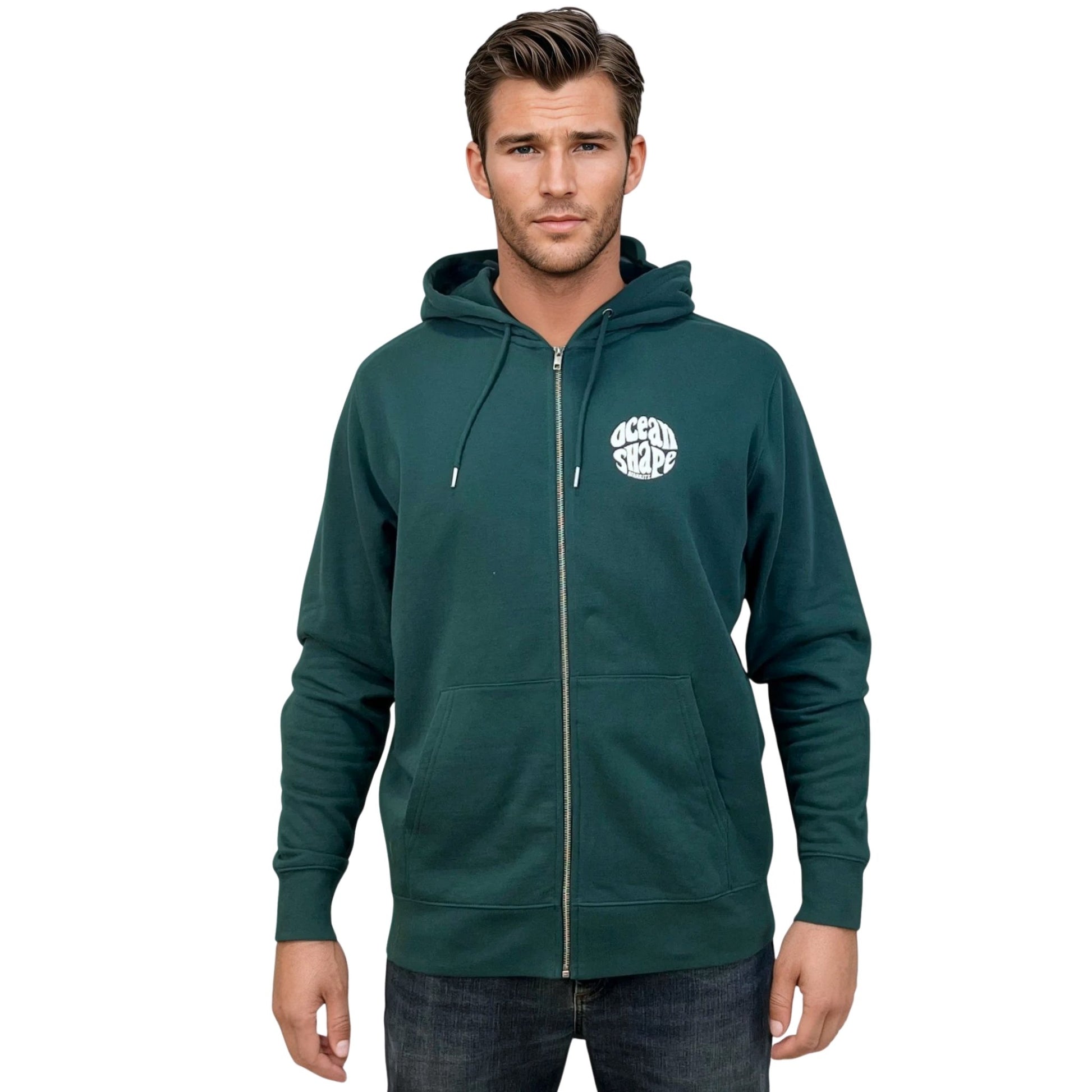 Sweat unisexe zippé à capuche glazed green.
Petit logo bubble "Ocean Shape Biarritz" blanc sur la poitrine gauche.
Vu de face sur mannequin homme.