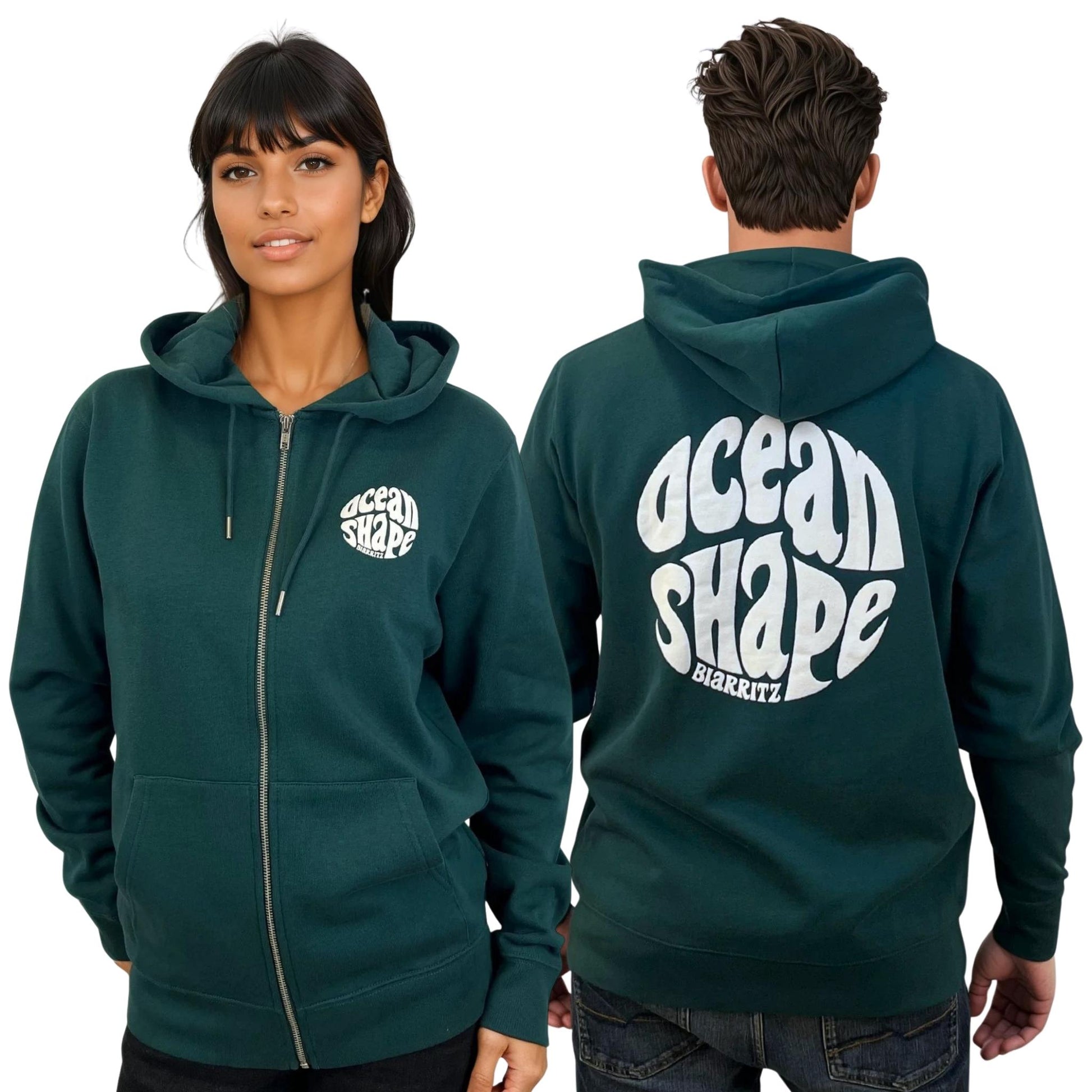 Sweat zippé à capuche unisexe glazed green.
Devant : petit logo bubble "Ocean Shape Biarritz" blanc sur la poitrine gauche.
Dos : gros logo bubble "Ocean Shape Biarritz" blanc dans le dos.
Vu de face sur mannequin femme et de dos sur mannequin homme.