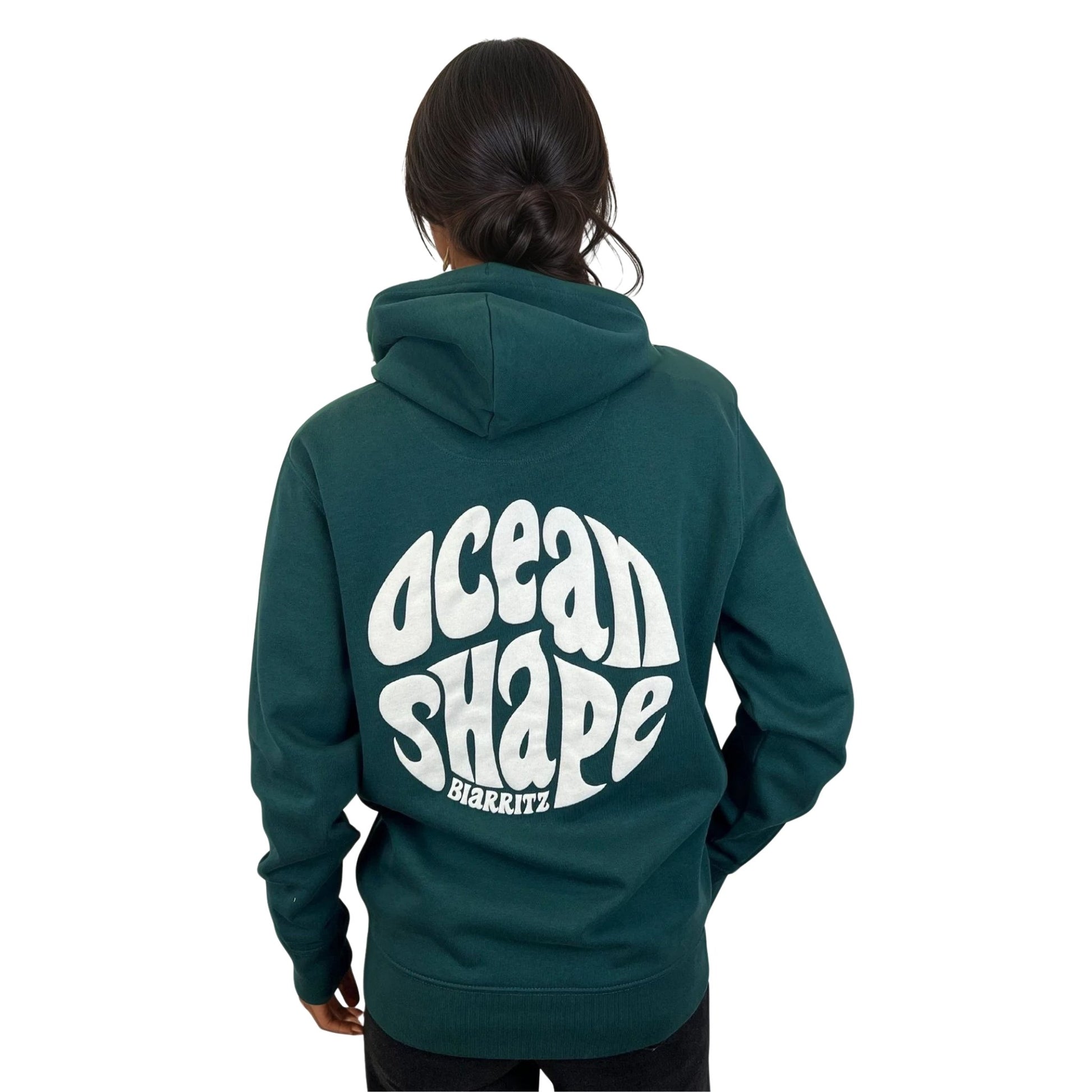 Sweat unisexe à capuche glazed green.
Gros logo bubble "Ocean Shape Biarritz" blanc dans le dos.
Vu de dos sur mannequin femme.