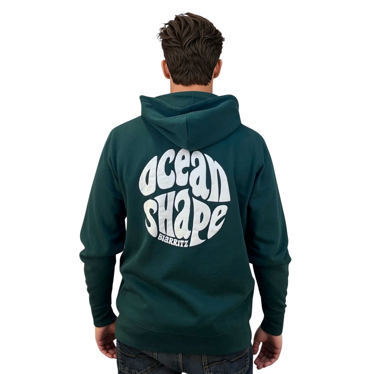 Sweat unisexe à capuche glazed green.
Gros logo bubble "Ocean Shape Biarritz" blanc dans le dos.
Vu de dos sur mannequin homme.