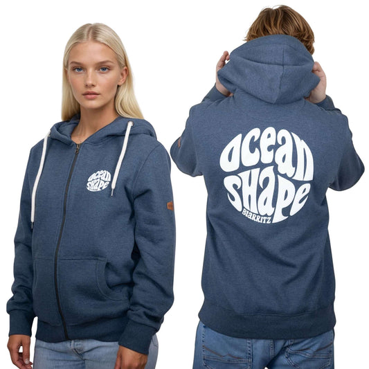 Sweat zippé à capuche unisexe bleu ocean.
Devant : petit logo bubble "Ocean Shape Biarritz" blanc sur la poitrine gauche.
Dos : gros logo bubble "Ocean Shape Biarritz" blanc dans le dos.
Vu de face sur mannequin femme et de dos sur mannequin homme.