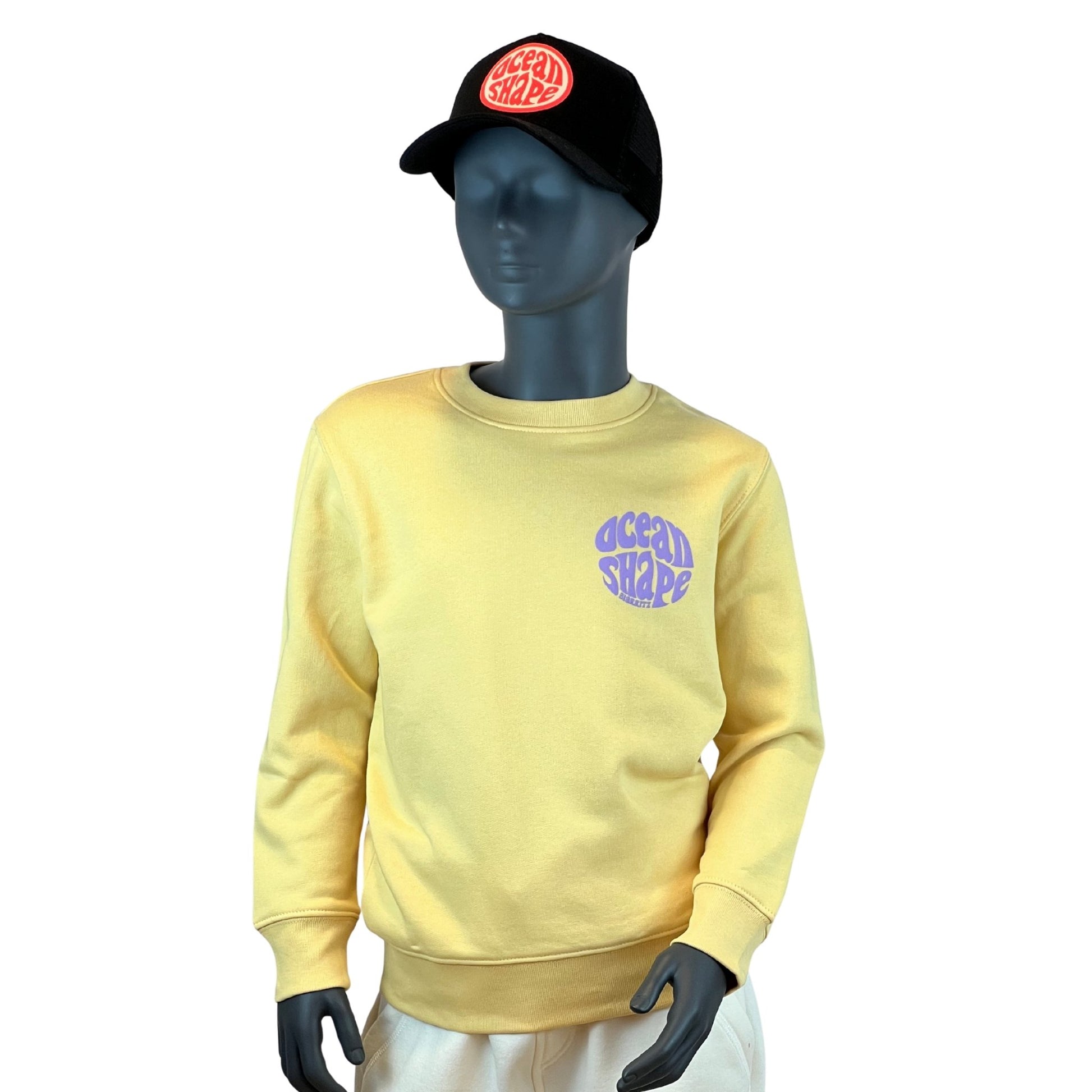 sweat à col rond enfant de couleur jaune et violet ocean shape, porté un par un mannequin enfant vu de face.
Devant : logo ocean shape biarritz en relief bubble violet sur la poitrine.