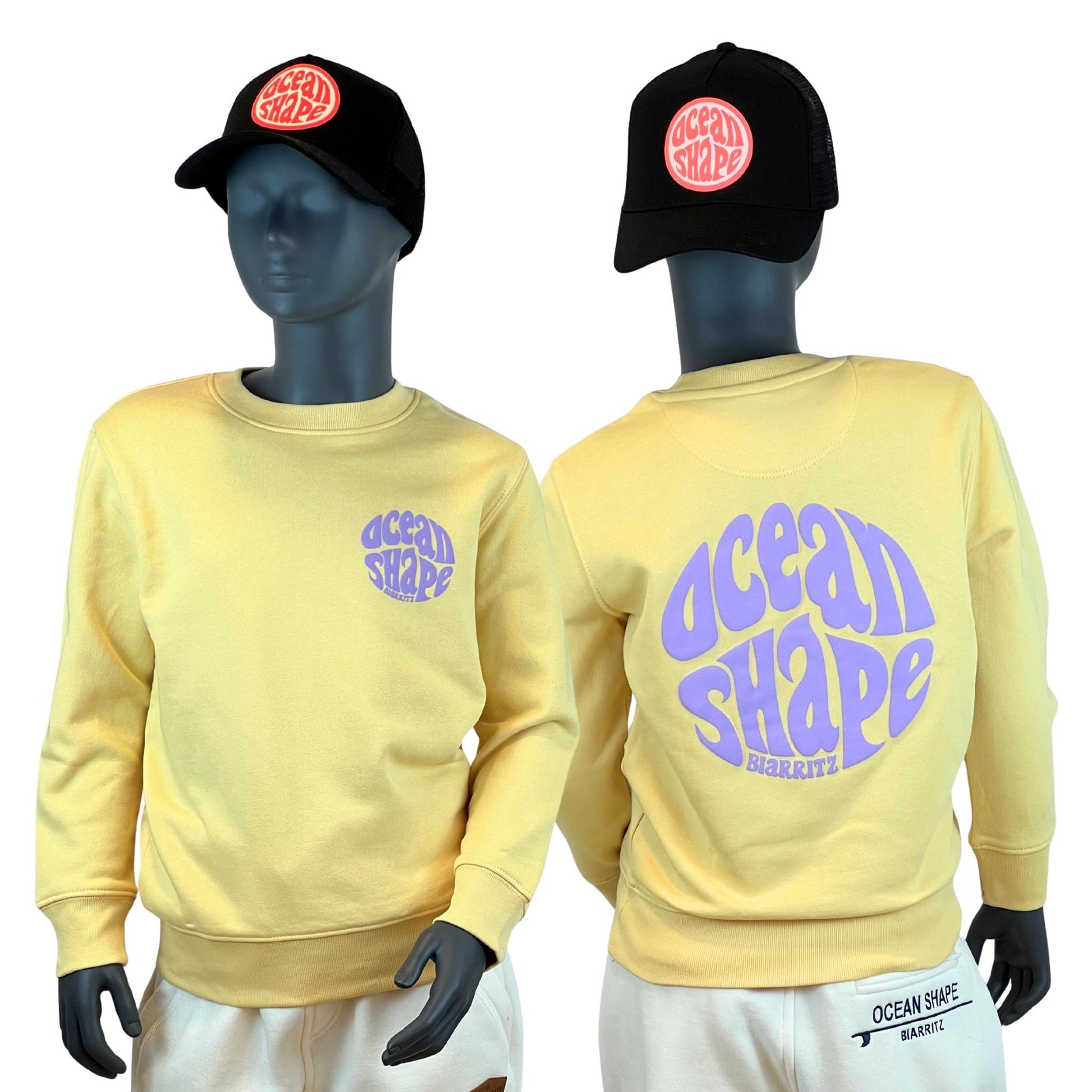 sweat à col rond enfant de couleur jaune et violet ocean shape, porté un par un mannequin enfant vu de face et de dos.
Devant : logo ocean shape biarritz en relief bubble violet sur la poitrine.
Dos : logo ocean shape biarritz en relief bubble violet.