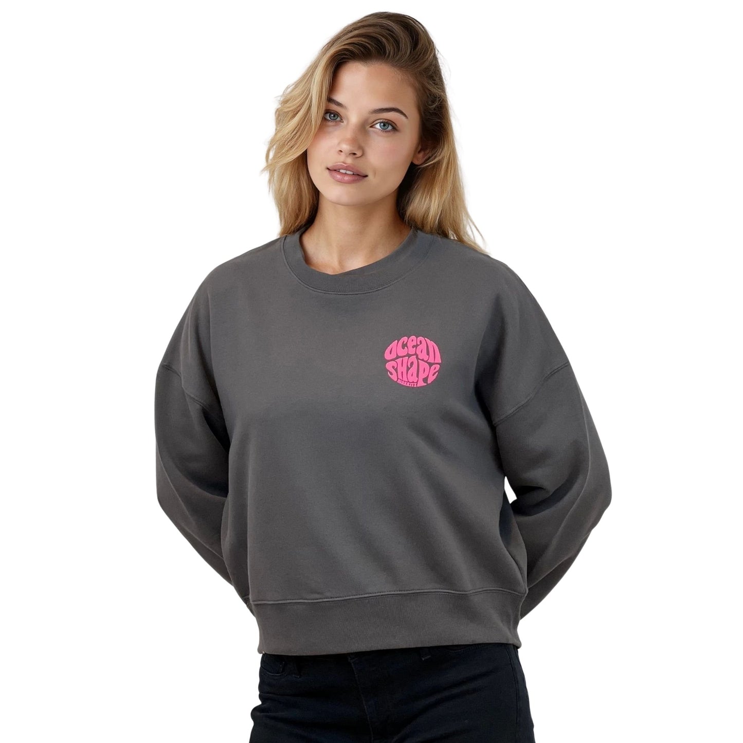 Sweat femme court et oversize, col rond, épaules tombantes, 100 % coton biologique, couleur gris anthracite.
Petit logo bubble "Ocean shape Biarritz" rose fluo sur la poitrine gauche.
Vu de face sur mannequin femme.
