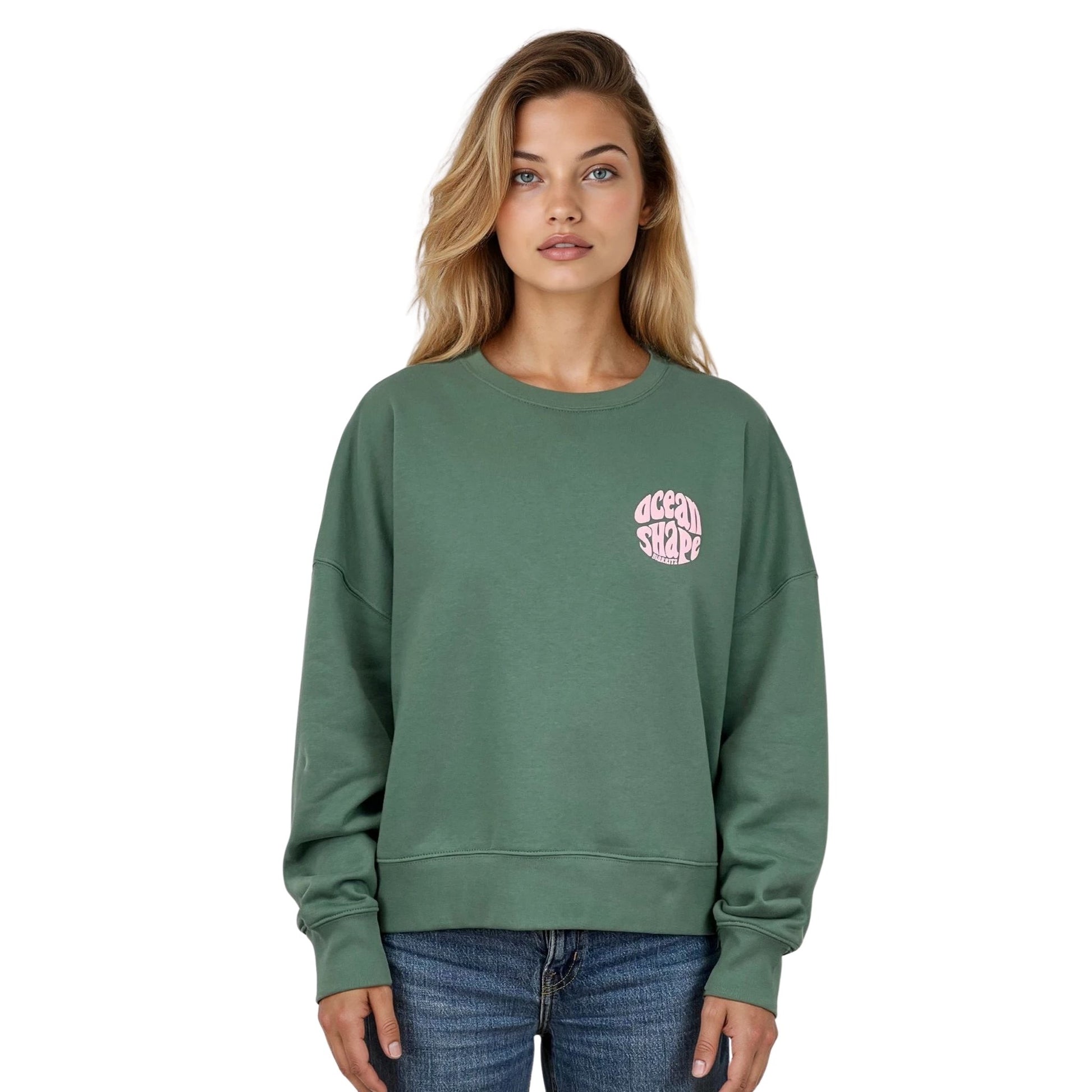 Sweat femme court et oversize, col rond, épaules tombantes, 100 % coton biologique, couleur vert sauge.
Petit logo bubble "Ocean shape Biarritz" rose pâle sur la poitrine gauche.
Vu de face sur mannequin femme.