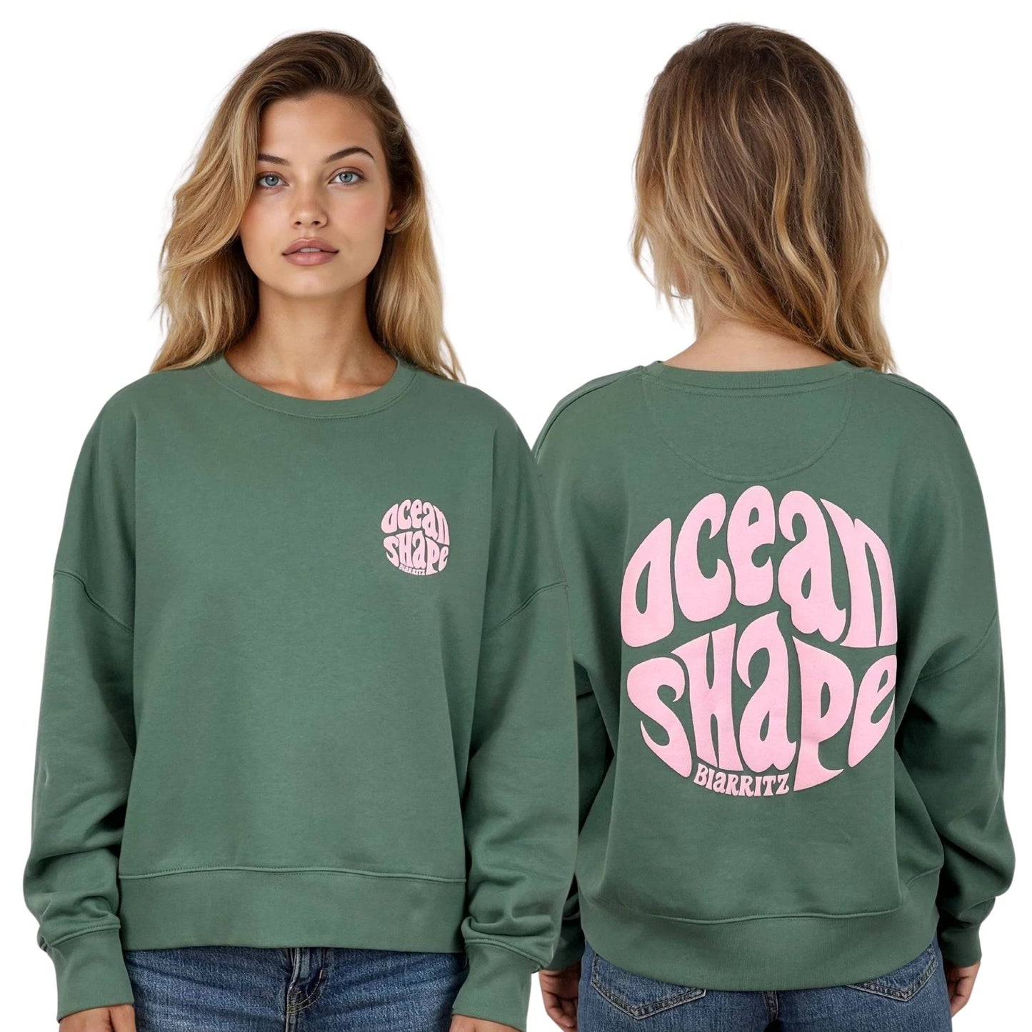Sweat femme court et oversize, col rond, épaules tombantes, 100 % coton biologique, couleur vert sauge.
Devant : petit logo bubble "Ocean shape Biarritz" rose pâle sur la poitrine gauche.
Dos : gros logo bubble "Ocean shape Biarritz" rose pâle.
Vu de face et de dos sur mannequin femme.