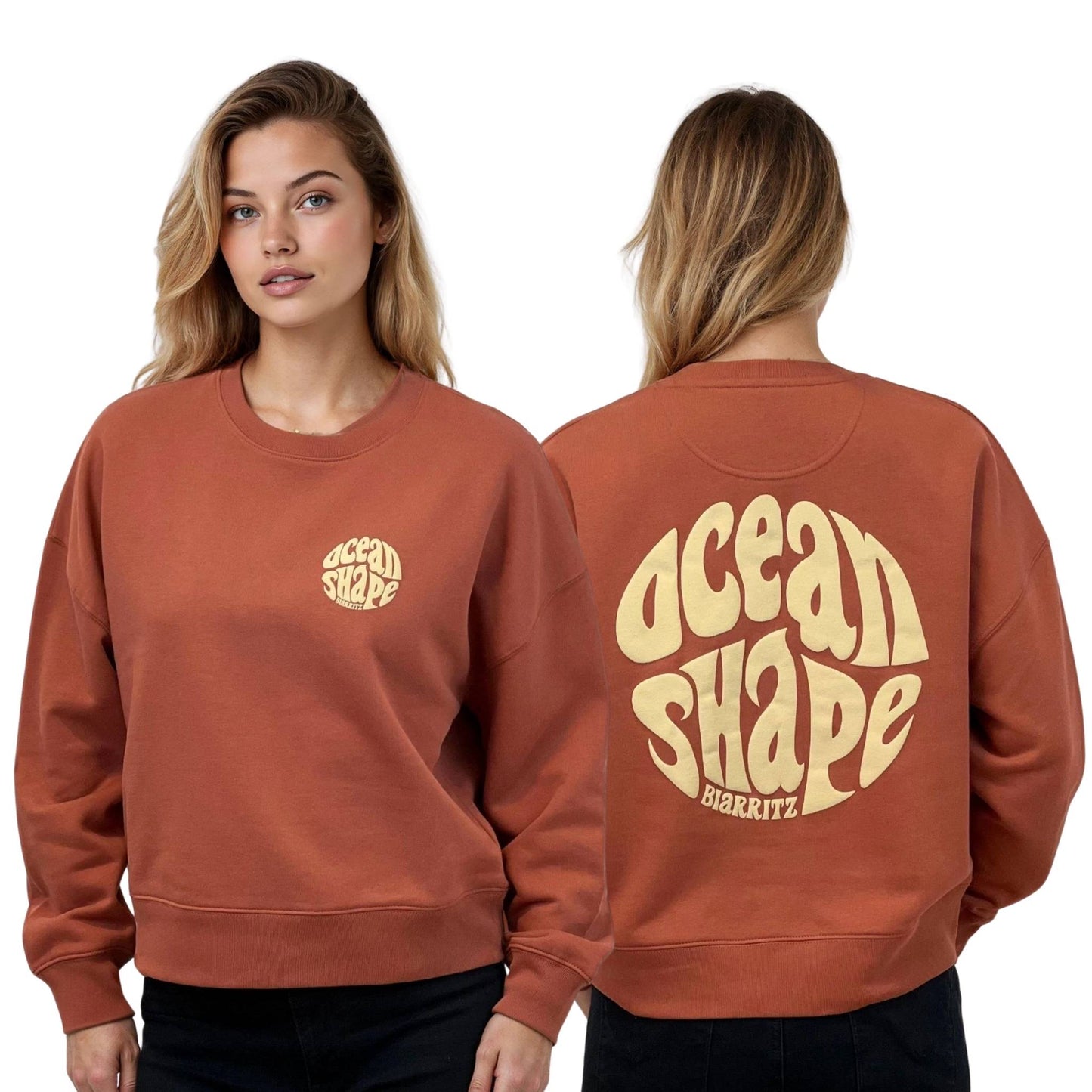 Sweat femme court et oversize, col rond, épaules tombantes, 100 % coton biologique, couleur terracotta.
Devant : petit logo bubble "Ocean shape Biarritz" beige sur la poitrine gauche.
Dos : gros logo bubble "Ocean shape Biarritz" beige.
Vu de face et de dos sur mannequin femme.