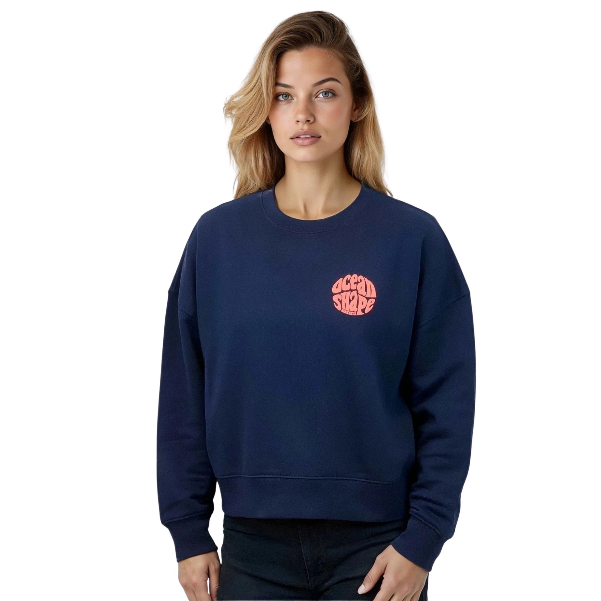 Sweat femme court et oversize, col rond, épaules tombantes, 100 % coton biologique, bleu marine.
Petit logo bubble "Ocean shape Biarritz" corail fluo sur la poitrine gauche.
Vu de face sur mannequin femme.