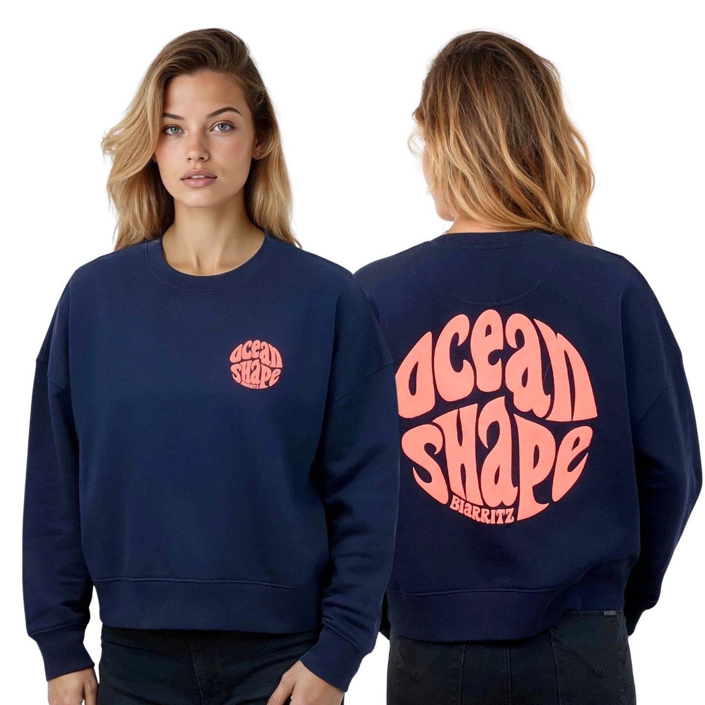 Sweat femme court et oversize, col rond, épaules tombantes, 100 % coton biologique, bleu marine.
Devant : petit logo bubble "Ocean shape Biarritz" corail fluo sur la poitrine gauche.
Dos : gros logo bubble "Ocean shape Biarritz" corail fluo.
Vu de face et de dos sur mannequin femme.
