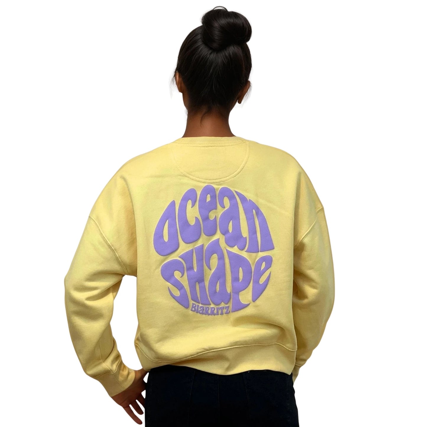 Sweat femme court et oversize, col rond, épaules tombantes, 100 % coton biologique, jaune.
Gros logo bubble "Ocean shape Biarritz" violet.
Vu de dos sur mannequin femme.