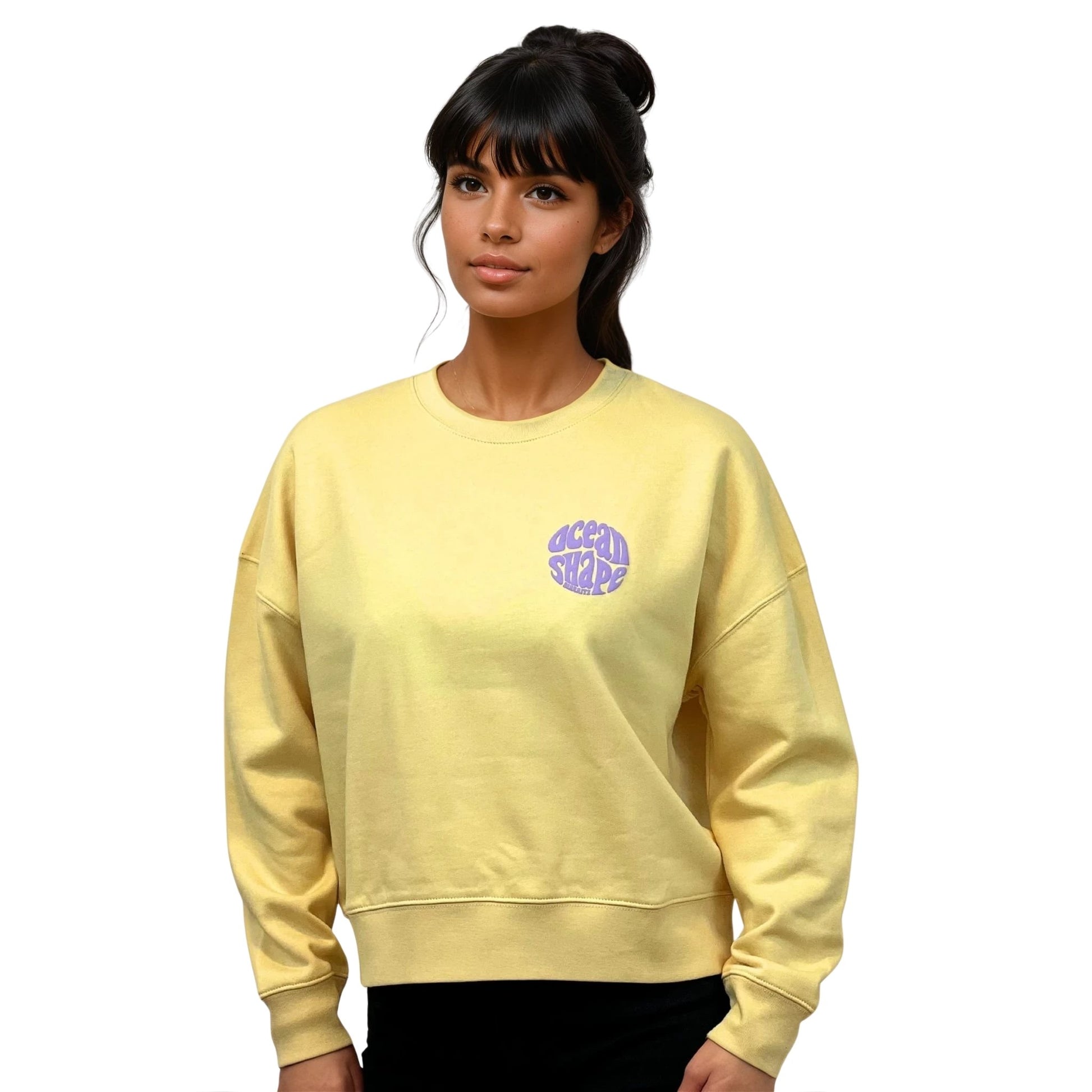 Sweat femme court et oversize, col rond, épaules tombantes, 100 % coton biologique, jaune.
Petit logo bubble "Ocean shape Biarritz" violet sur la poitrine gauche.
Vu de face sur mannequin femme.
