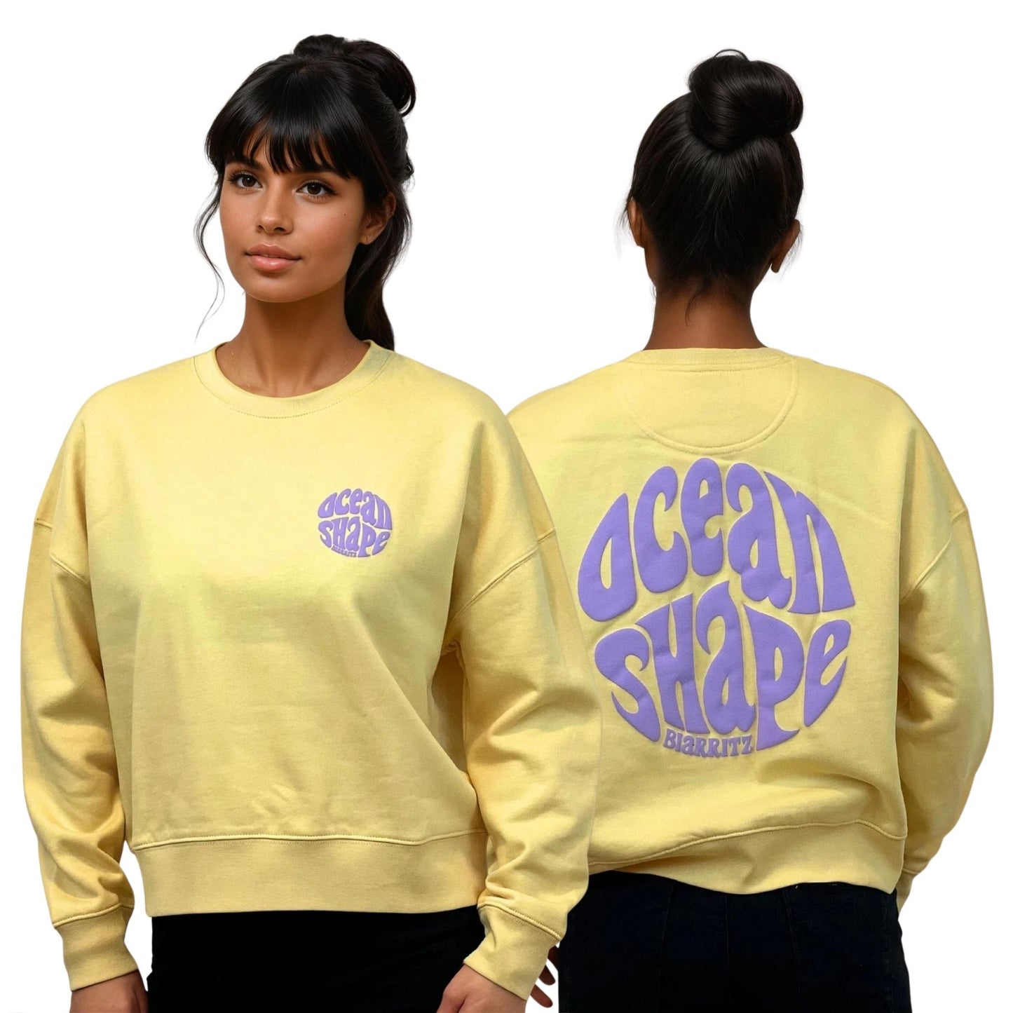 Sweat femme court et oversize, col rond, épaules tombantes, 100 % coton biologique, jaune.
Devant : petit logo bubble "Ocean shape Biarritz" violet sur la poitrine gauche.
Dos : gros logo bubble "Ocean shape Biarritz" violet.
Vu de face et de dos sur mannequin femme.