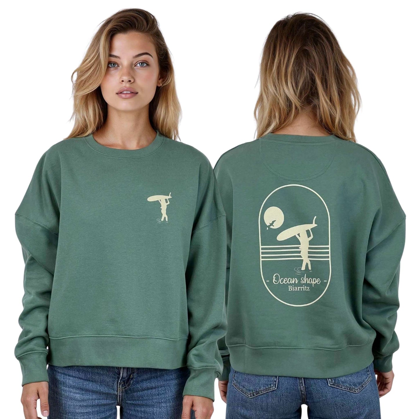 Sweat femme court et oversize, col rond, épaules tombantes, 100 % coton biologique, couleur vert sauge.
Devant : petit dessin beige de surfeuse qui marche avec sa planche sur la tête sur la poitrine gauche.
Dos : grand dessin beige de surfeuse qui marche avec sa planche sur la tête et écriture Ocean Shape Biarritz.
Vu de face et de dos sur mannequin femme.